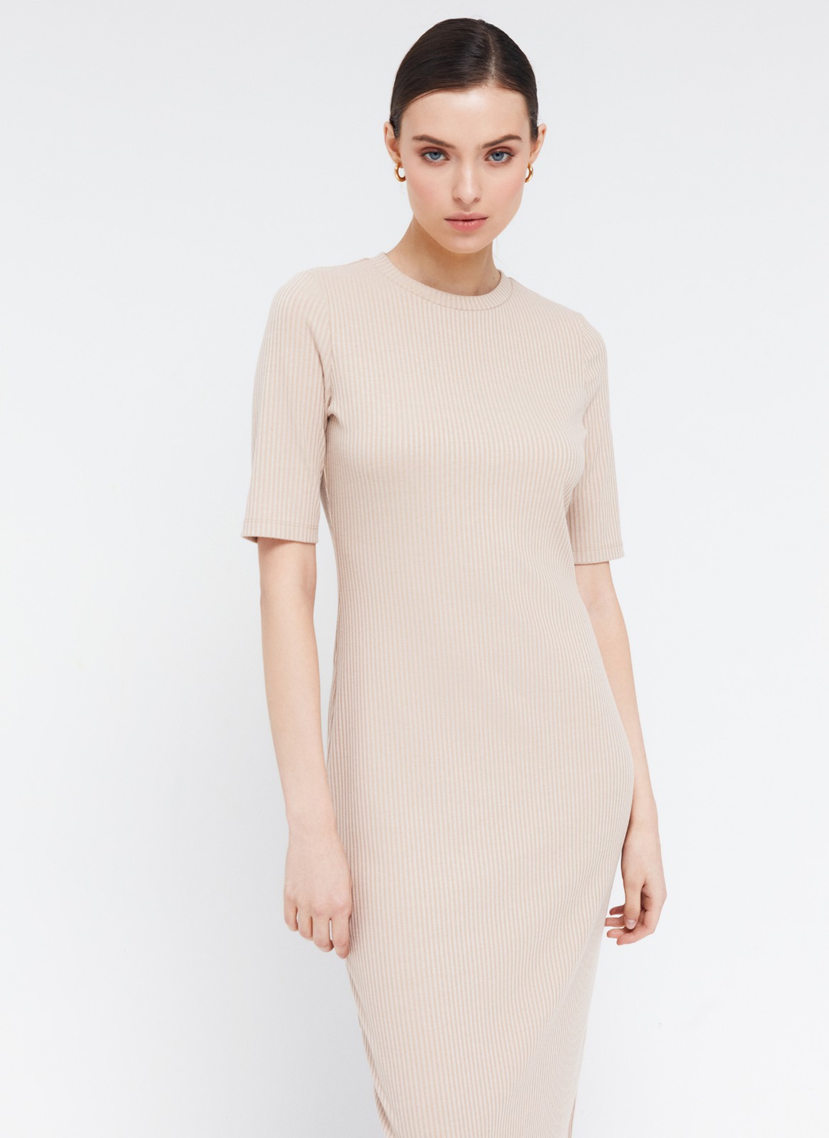 


Платье из трикотажа длины миди. Модель прямого силуэта. Короткий рукав и круглая горловина. Ткань хорошо держит форму, поэтому подчеркивает достоинства фигуры. Мы носим модель каждый день на работу и на прогулки с подругами. Сочетайте с плащом, легким пальто и жакетами. Четыре базовых оттенка на ваш выбор.

На модели размер XS