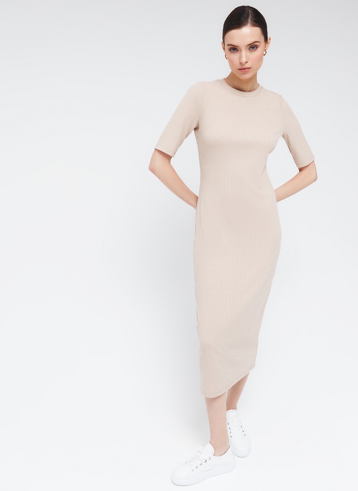 


Платье из трикотажа длины миди. Модель прямого силуэта. Короткий рукав и круглая горловина. Ткань хорошо держит форму, поэтому подчеркивает достоинства фигуры. Мы носим модель каждый день на работу и на прогулки с подругами. Сочетайте с плащом, легким пальто и жакетами. Четыре базовых оттенка на ваш выбор.

На модели размер XS