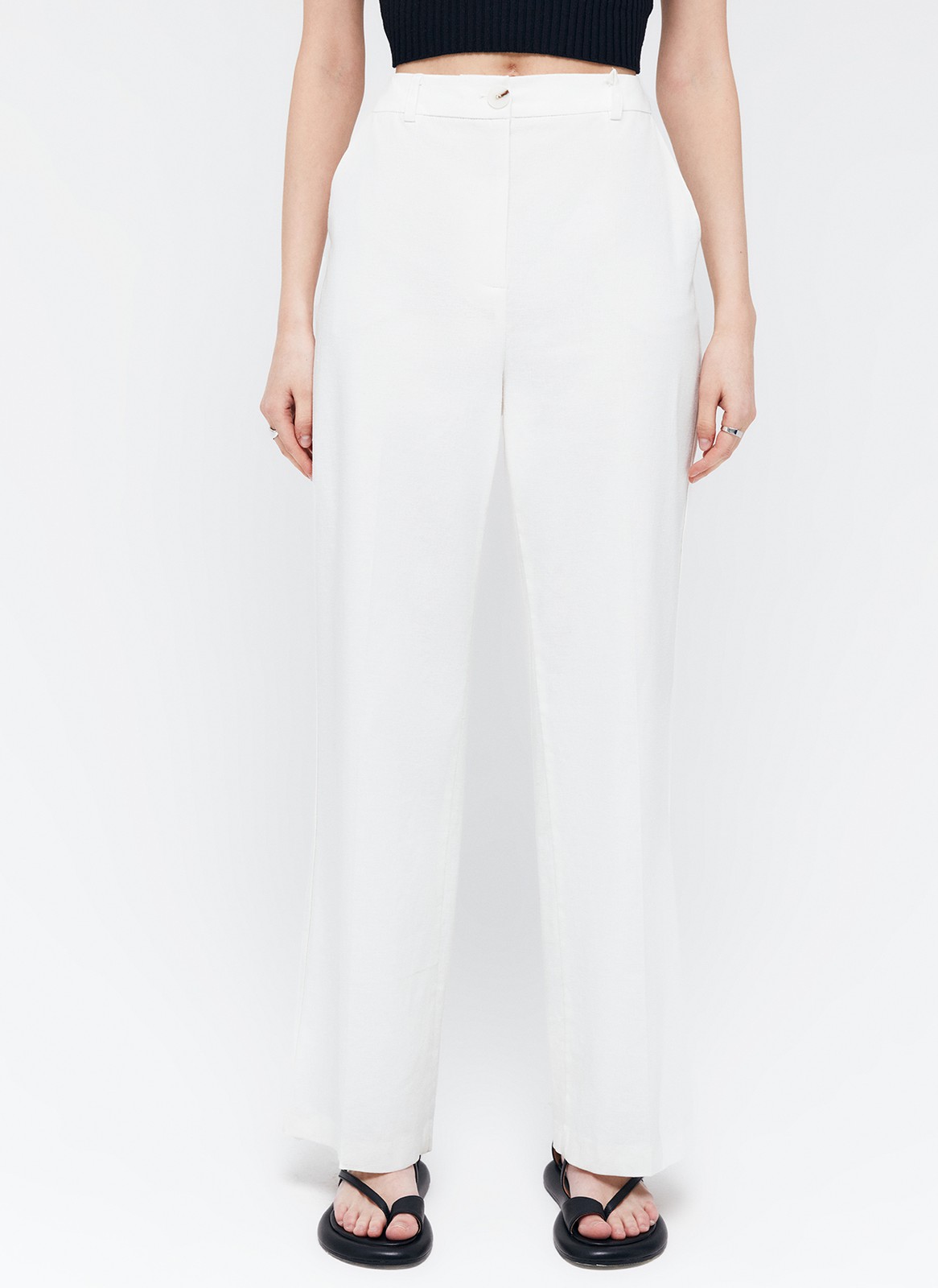 Прямые брюки с кантиком, цвет: Молочный 1 Allweneed
Широкие брюки из костюмной ткани, полной длины, с кантиком в боковом шве. Посадка на уровне талии для гармоничных пропорций. Два кармана по бокам. Мы сочетаем модель с однобортным жакетом из коллекции или носим с любым верхом: топом, топом-бандо или рубашкой. Наш любимый весенний оттенок лавандовый.
На модели размер XS