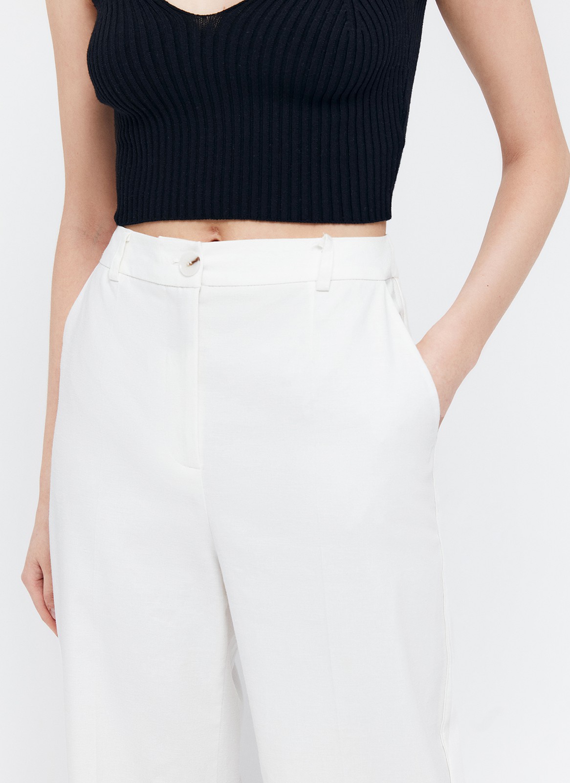 Прямые брюки с кантиком, цвет: Молочный 1 Allweneed
Широкие брюки из костюмной ткани, полной длины, с кантиком в боковом шве. Посадка на уровне талии для гармоничных пропорций. Два кармана по бокам. Мы сочетаем модель с однобортным жакетом из коллекции или носим с любым верхом: топом, топом-бандо или рубашкой. Наш любимый весенний оттенок лавандовый.
На модели размер XS