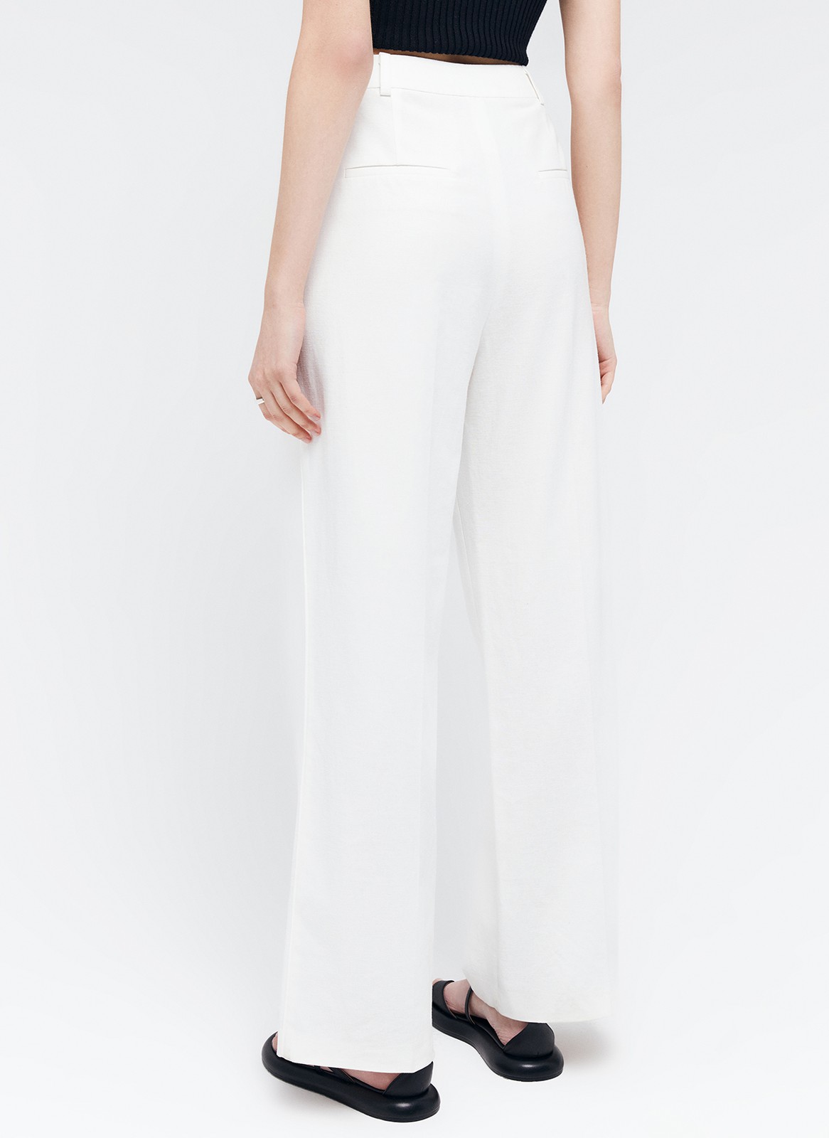 Прямые брюки с кантиком, цвет: Молочный 1 Allweneed
Широкие брюки из костюмной ткани, полной длины, с кантиком в боковом шве. Посадка на уровне талии для гармоничных пропорций. Два кармана по бокам. Мы сочетаем модель с однобортным жакетом из коллекции или носим с любым верхом: топом, топом-бандо или рубашкой. Наш любимый весенний оттенок лавандовый.
На модели размер XS