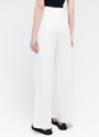 Прямые брюки с кантиком, цвет: Молочный 1 Allweneed
Широкие брюки из костюмной ткани, полной длины, с кантиком в боковом шве. Посадка на уровне талии для гармоничных пропорций. Два кармана по бокам. Мы сочетаем модель с однобортным жакетом из коллекции или носим с любым верхом: топом, топом-бандо или рубашкой. Наш любимый весенний оттенок лавандовый.
На модели размер XS