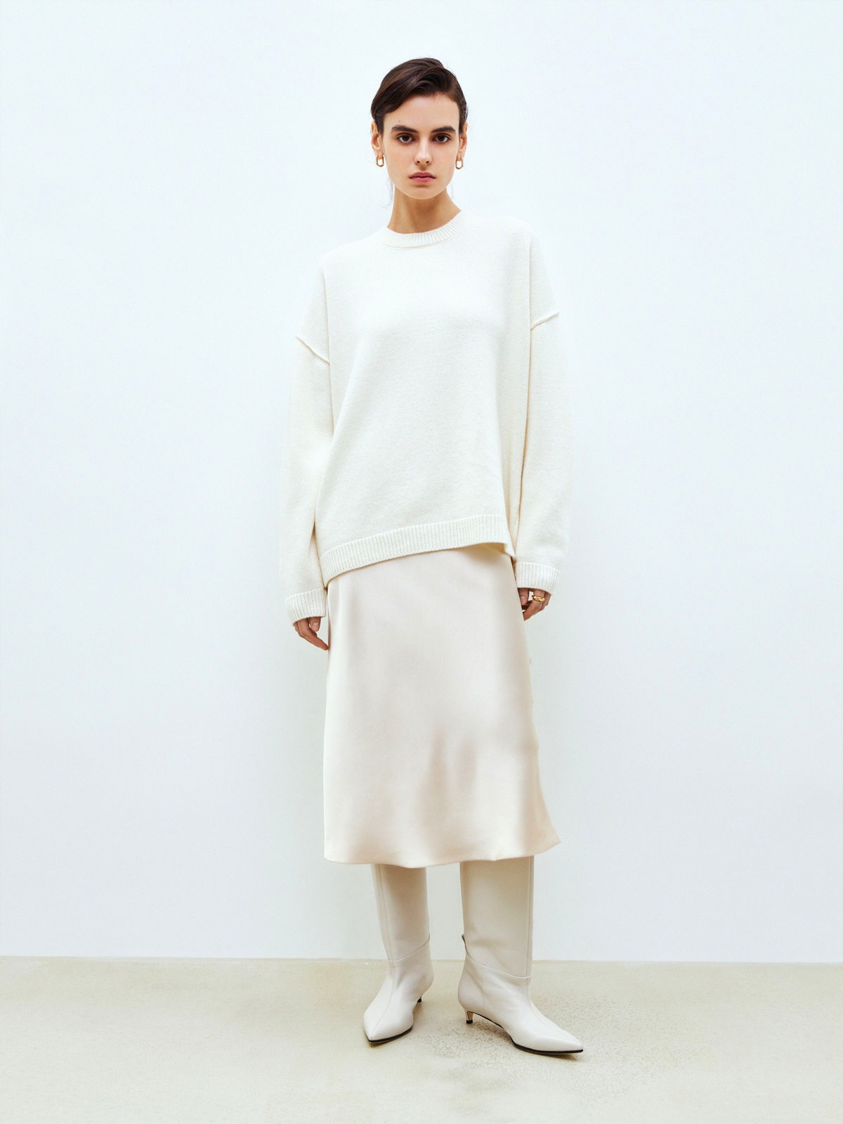 Кашемировый джемпер, цвет: молочный Allweneed Джемпер свободного кроя выполнен из 30% мягкого и теплого кашемира и 70% шерсти. Работа над кашемировыми изделиями очень кропотливая. Ткань создается из пуха горных коз, который бережно вычесывают специальным щипком, но только после морозов, когда животным не нужно дополнительное тепло. Наши кашемировые джемперы - теплые, мягкие и шелковистые на ощупь. Гамма нейтральных оттенков позволяет комбинировать их практически с любыми вещами гардероба.
На модели размер S