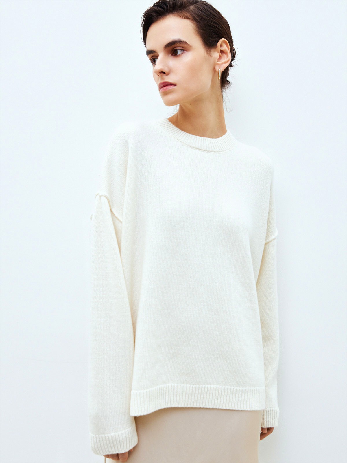 Кашемировый джемпер, цвет: молочный Allweneed Джемпер свободного кроя выполнен из 30% мягкого и теплого кашемира и 70% шерсти. Работа над кашемировыми изделиями очень кропотливая. Ткань создается из пуха горных коз, который бережно вычесывают специальным щипком, но только после морозов, когда животным не нужно дополнительное тепло. Наши кашемировые джемперы - теплые, мягкие и шелковистые на ощупь. Гамма нейтральных оттенков позволяет комбинировать их практически с любыми вещами гардероба.
На модели размер S