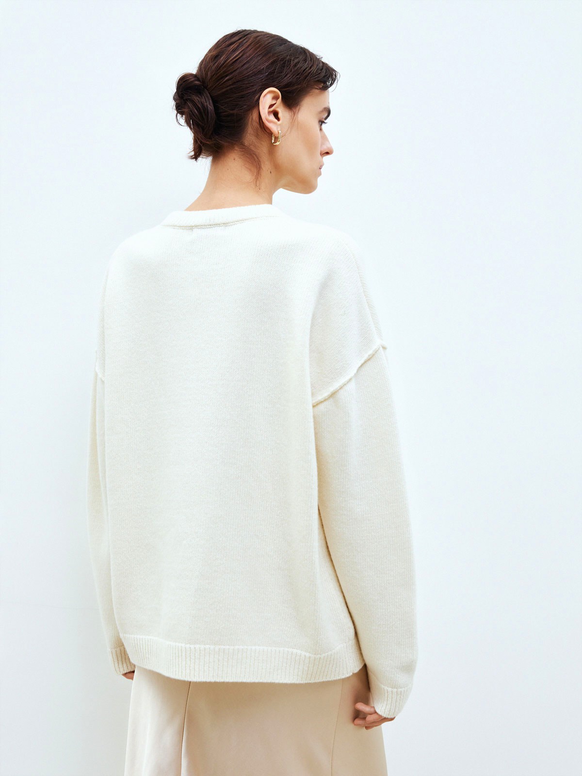 Кашемировый джемпер, цвет: молочный Allweneed Джемпер свободного кроя выполнен из 30% мягкого и теплого кашемира и 70% шерсти. Работа над кашемировыми изделиями очень кропотливая. Ткань создается из пуха горных коз, который бережно вычесывают специальным щипком, но только после морозов, когда животным не нужно дополнительное тепло. Наши кашемировые джемперы - теплые, мягкие и шелковистые на ощупь. Гамма нейтральных оттенков позволяет комбинировать их практически с любыми вещами гардероба.
На модели размер S