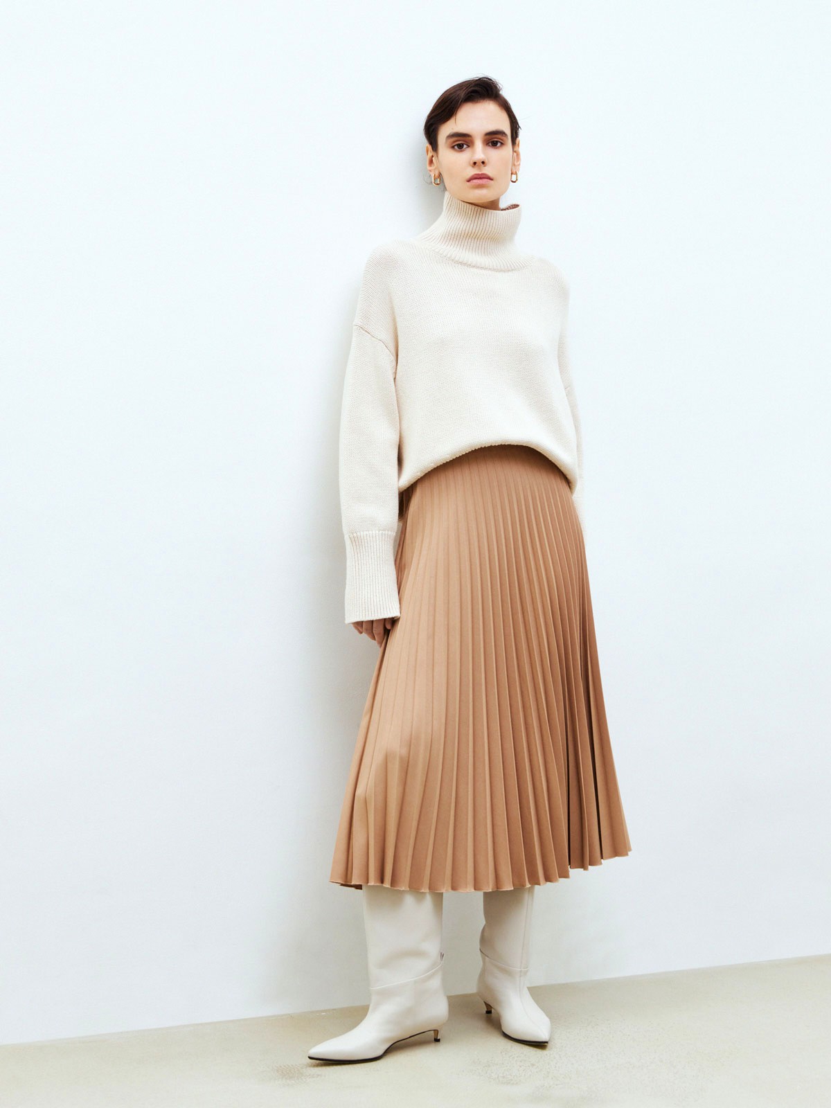 


Юбка-гофре длины миди. Такая модель создает более романтичное настроение, чем классическая костюмная юбка. В комплекте пояс с пряжкой из собственной ткани. Есть потайная молния сбоку. Благодаря плотной ткани, модель хорошо садится по фигуре. Нам нравится носить юбку вместе с жакетом одного оттенка, чтобы создать монохромный образ и вытянуть силуэт.

На модели размер XS