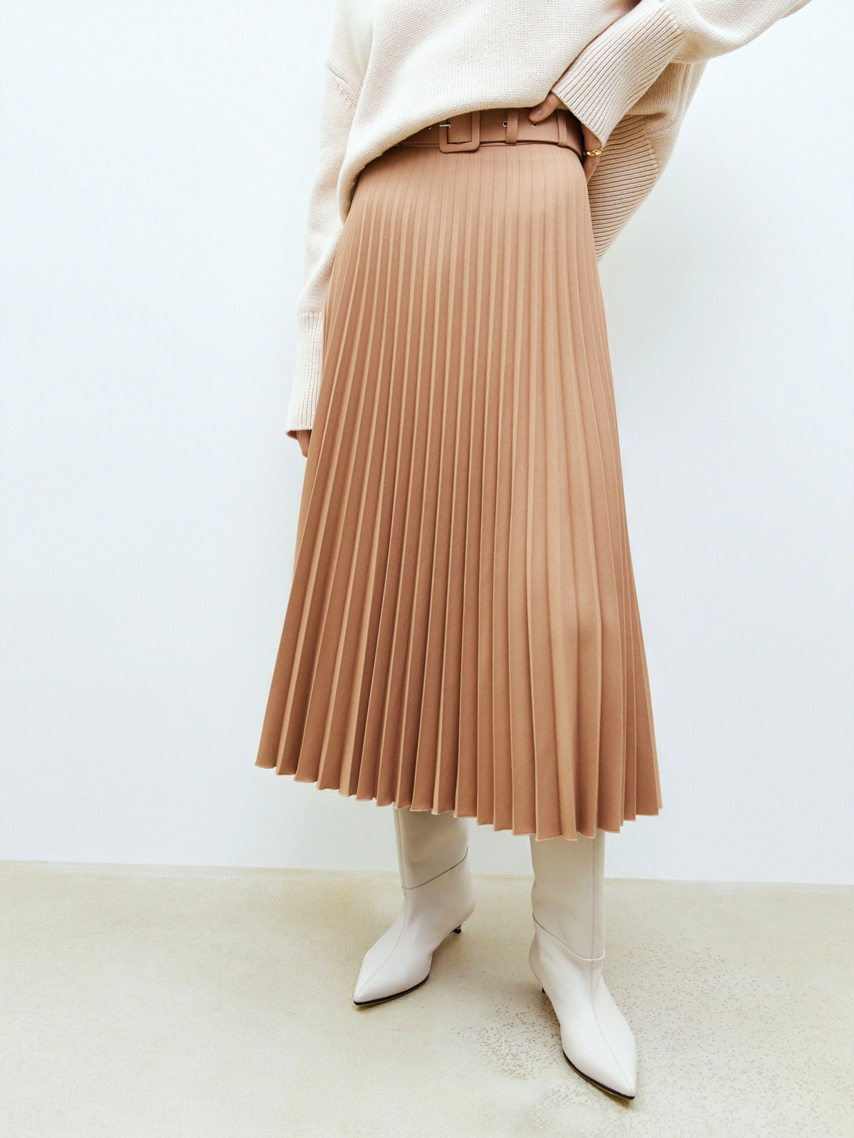 


Юбка-гофре длины миди. Такая модель создает более романтичное настроение, чем классическая костюмная юбка. В комплекте пояс с пряжкой из собственной ткани. Есть потайная молния сбоку. Благодаря плотной ткани, модель хорошо садится по фигуре. Нам нравится носить юбку вместе с жакетом одного оттенка, чтобы создать монохромный образ и вытянуть силуэт.

На модели размер XS