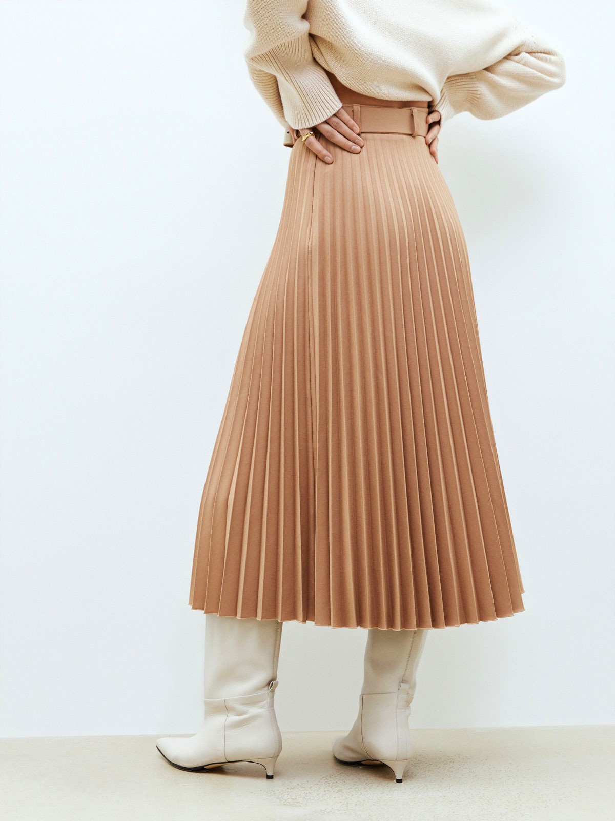 


Юбка-гофре длины миди. Такая модель создает более романтичное настроение, чем классическая костюмная юбка. В комплекте пояс с пряжкой из собственной ткани. Есть потайная молния сбоку. Благодаря плотной ткани, модель хорошо садится по фигуре. Нам нравится носить юбку вместе с жакетом одного оттенка, чтобы создать монохромный образ и вытянуть силуэт.

На модели размер XS