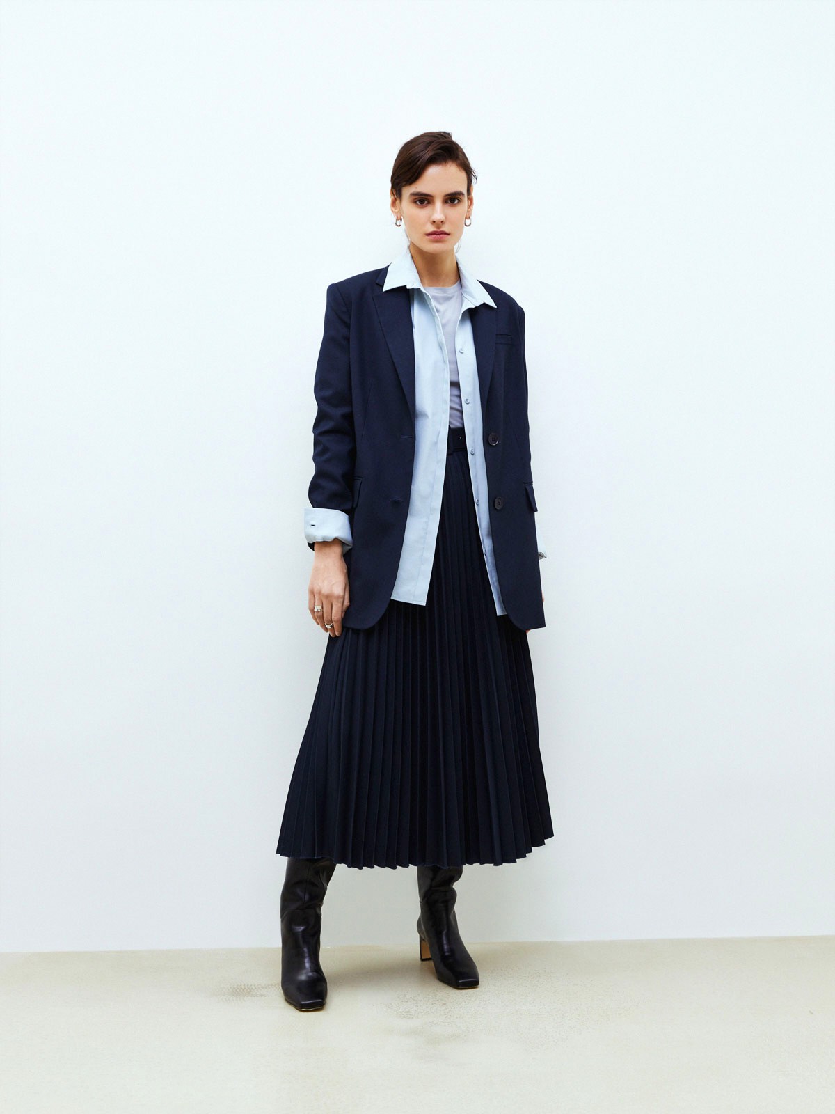 


Юбка-гофре длины миди. Такая модель создает более романтичное настроение, чем классическая костюмная юбка. В комплекте пояс с пряжкой из собственной ткани. Есть потайная молния сбоку. Благодаря плотной ткани, модель хорошо садится по фигуре. Нам нравится носить юбку вместе с жакетом одного оттенка, чтобы создать монохромный образ и вытянуть силуэт.

На модели размер XS