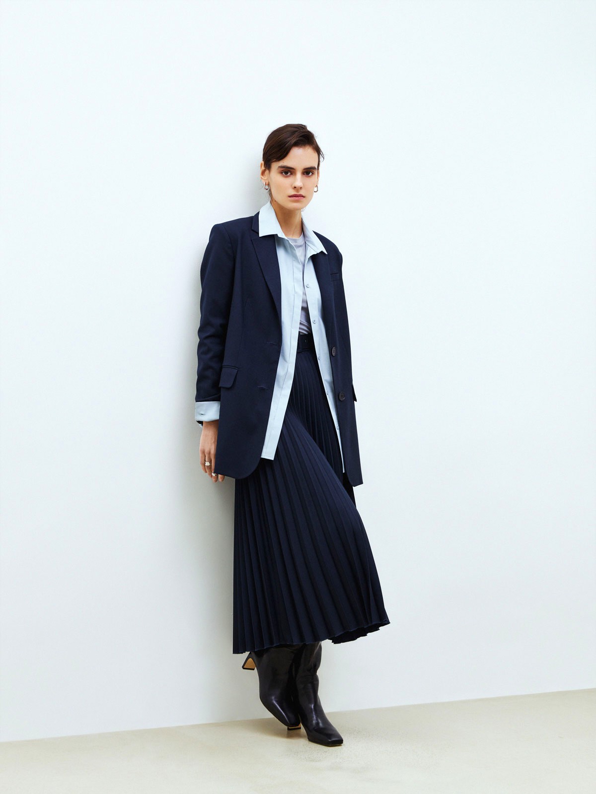 


Юбка-гофре длины миди. Такая модель создает более романтичное настроение, чем классическая костюмная юбка. В комплекте пояс с пряжкой из собственной ткани. Есть потайная молния сбоку. Благодаря плотной ткани, модель хорошо садится по фигуре. Нам нравится носить юбку вместе с жакетом одного оттенка, чтобы создать монохромный образ и вытянуть силуэт.

На модели размер XS