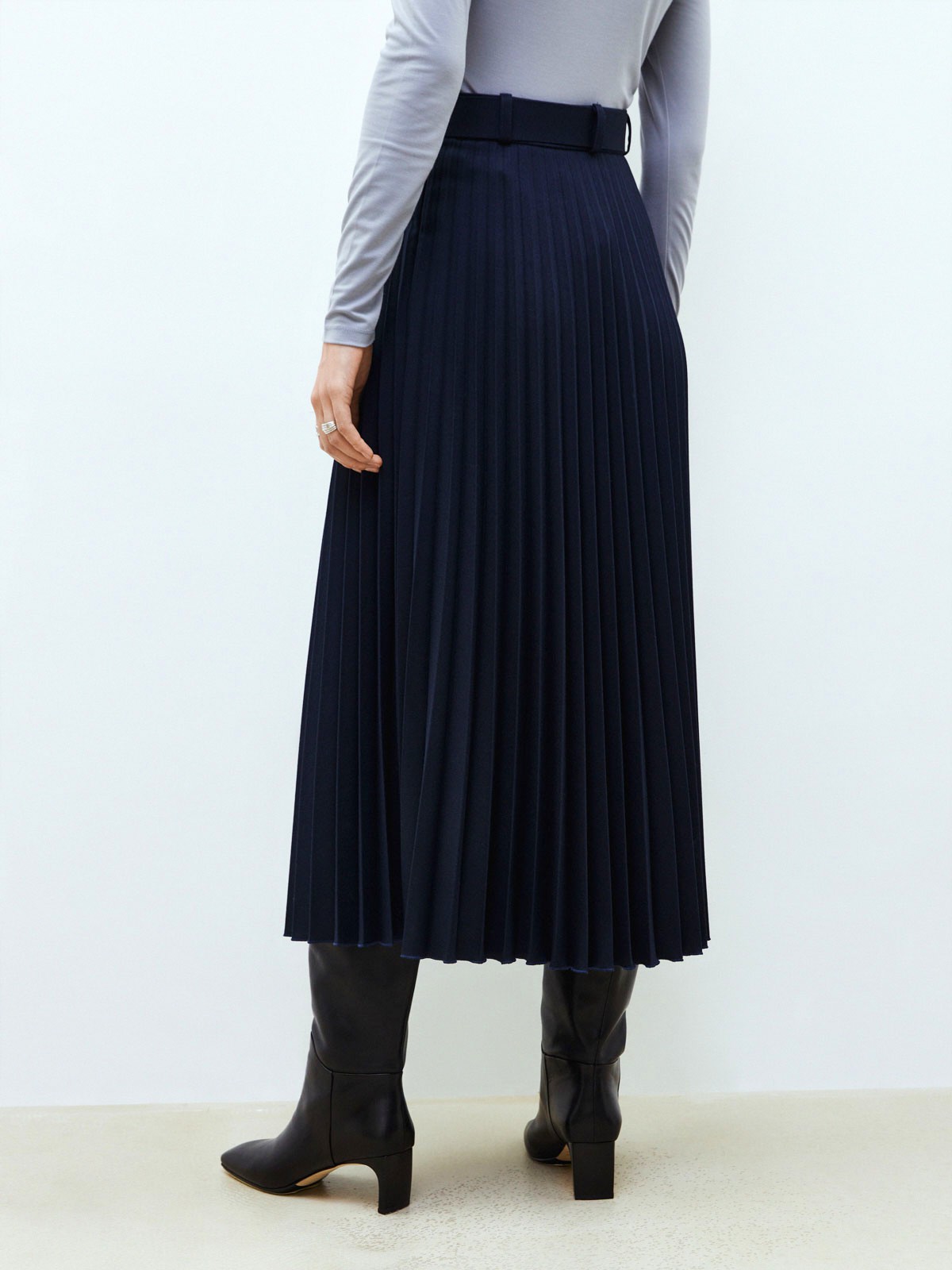 


Юбка-гофре длины миди. Такая модель создает более романтичное настроение, чем классическая костюмная юбка. В комплекте пояс с пряжкой из собственной ткани. Есть потайная молния сбоку. Благодаря плотной ткани, модель хорошо садится по фигуре. Нам нравится носить юбку вместе с жакетом одного оттенка, чтобы создать монохромный образ и вытянуть силуэт.

На модели размер XS