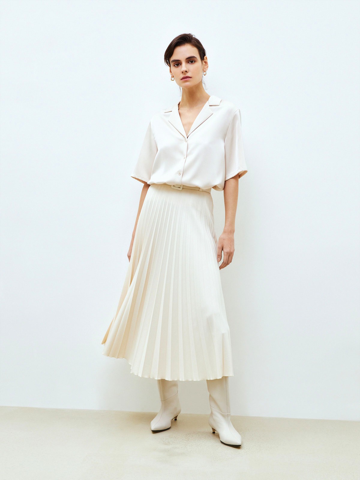 


Рубашка пижамного кроя. Застежка на пуговицы. Ткань атласного переплетения, поэтому изделие обладает деликатным блеском и напоминает шелк. Это прочный материал, который сохраняет цвет и форму долгое время. Рукав до линии локтя. Можно комбинировать с любыми брюками и джинсами. Подойдет тем, кто не любит вылезать из пижамы рано утром. Наш фаворит яркий травяной оттенок.

На модели размер XS