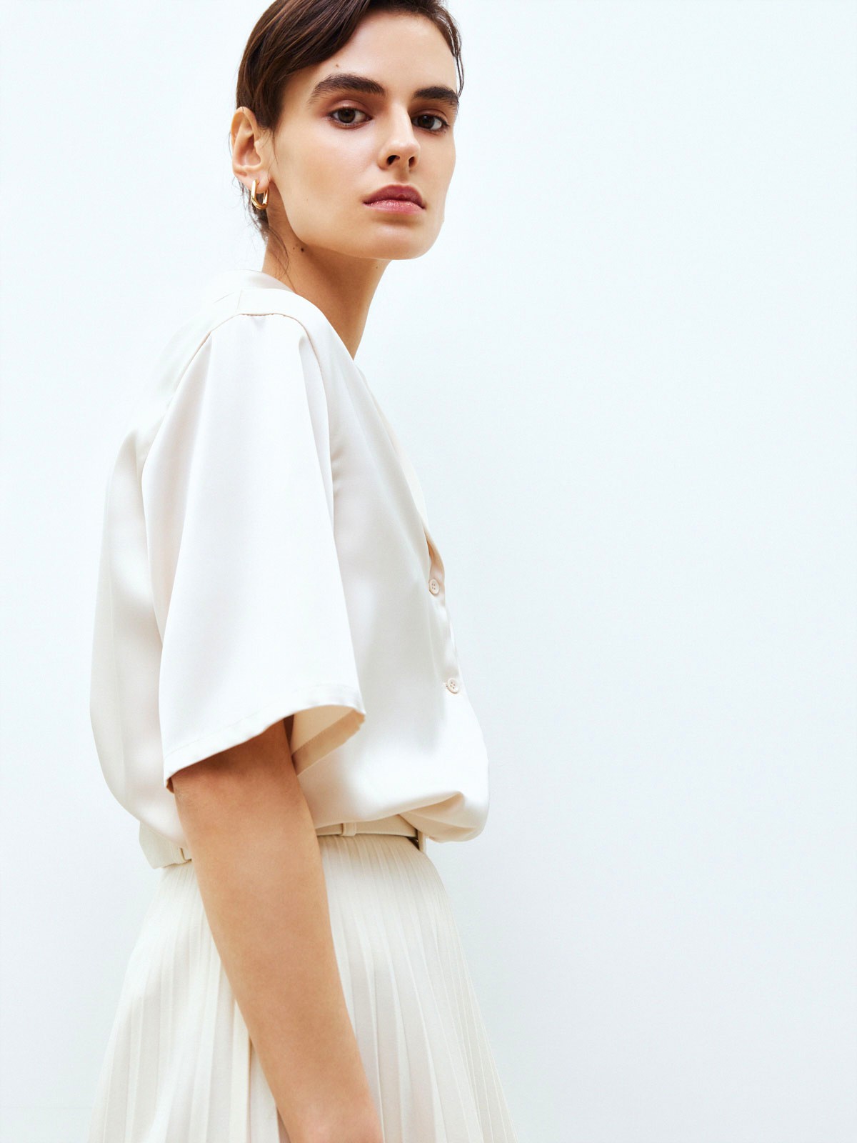 


Рубашка пижамного кроя. Застежка на пуговицы. Ткань атласного переплетения, поэтому изделие обладает деликатным блеском и напоминает шелк. Это прочный материал, который сохраняет цвет и форму долгое время. Рукав до линии локтя. Можно комбинировать с любыми брюками и джинсами. Подойдет тем, кто не любит вылезать из пижамы рано утром. Наш фаворит яркий травяной оттенок.

На модели размер XS