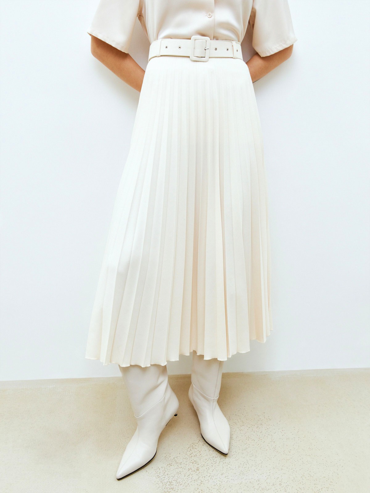 Юбка - гофре с ремнем из собственной ткани, цвет: молочный Allweneed
Юбка-гофре длины миди. Такая модель создает более романтичное настроение, чем классическая костюмная юбка. В комплекте пояс с пряжкой из собственной ткани. Есть потайная молния сбоку. Благодаря плотной ткани, модель хорошо садится по фигуре. Нам нравится носить юбку вместе с жакетом одного оттенка, чтобы создать монохромный образ и вытянуть силуэт.
На модели размер XS