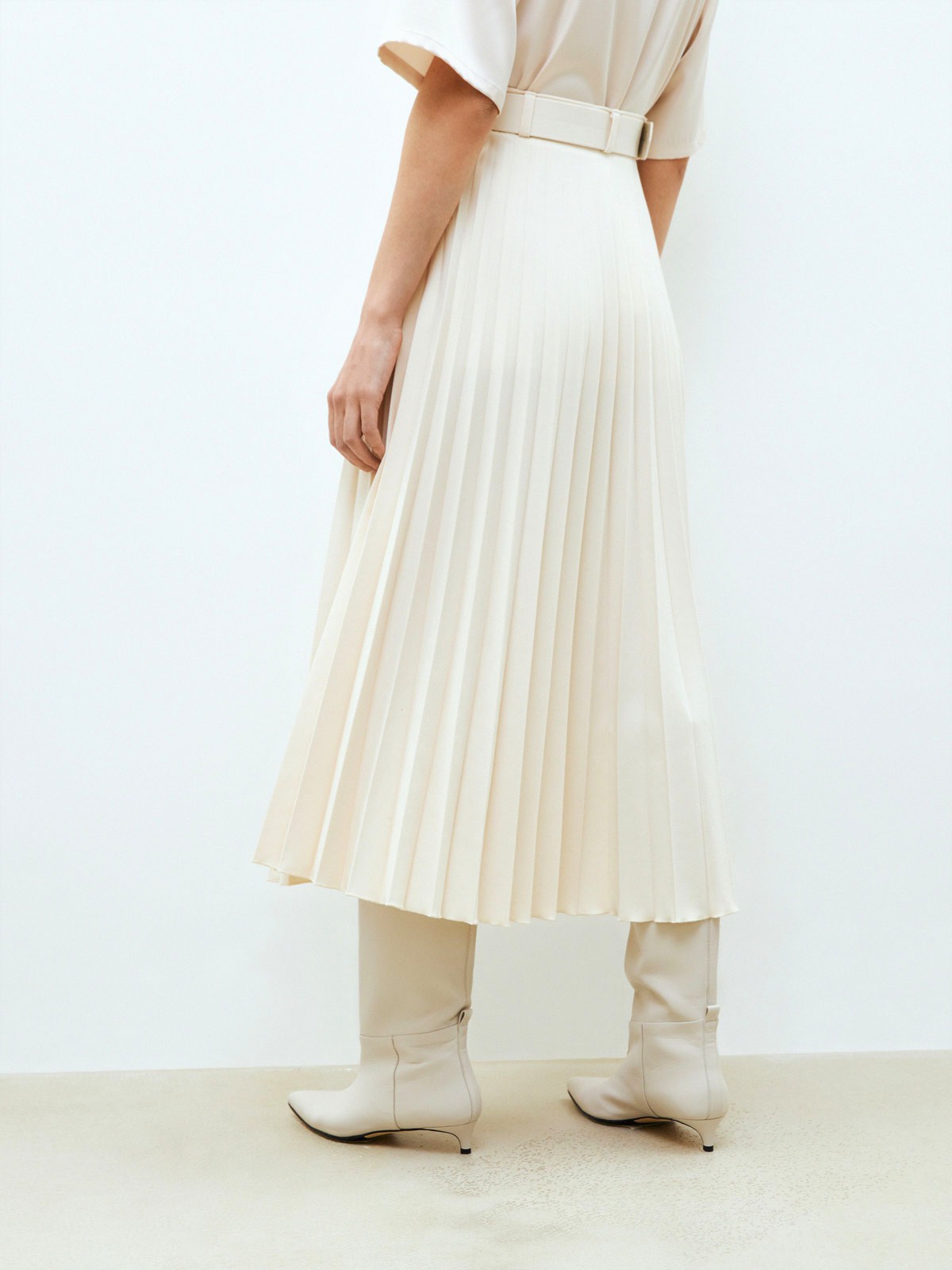Юбка - гофре с ремнем из собственной ткани, цвет: молочный Allweneed
Юбка-гофре длины миди. Такая модель создает более романтичное настроение, чем классическая костюмная юбка. В комплекте пояс с пряжкой из собственной ткани. Есть потайная молния сбоку. Благодаря плотной ткани, модель хорошо садится по фигуре. Нам нравится носить юбку вместе с жакетом одного оттенка, чтобы создать монохромный образ и вытянуть силуэт.
На модели размер XS