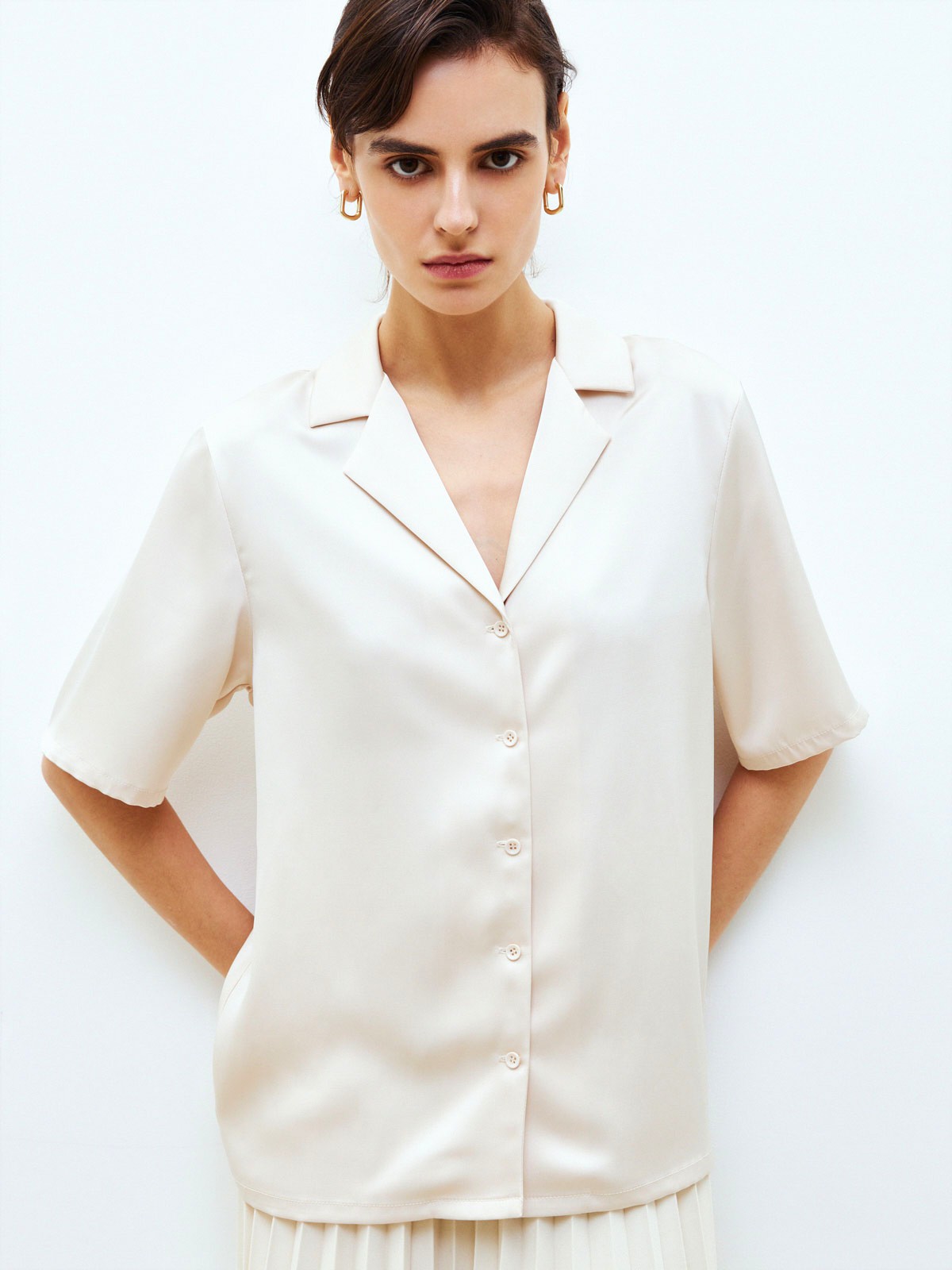 


Рубашка пижамного кроя. Застежка на пуговицы. Ткань атласного переплетения, поэтому изделие обладает деликатным блеском и напоминает шелк. Это прочный материал, который сохраняет цвет и форму долгое время. Рукав до линии локтя. Можно комбинировать с любыми брюками и джинсами. Подойдет тем, кто не любит вылезать из пижамы рано утром. Наш фаворит яркий травяной оттенок.

На модели размер XS