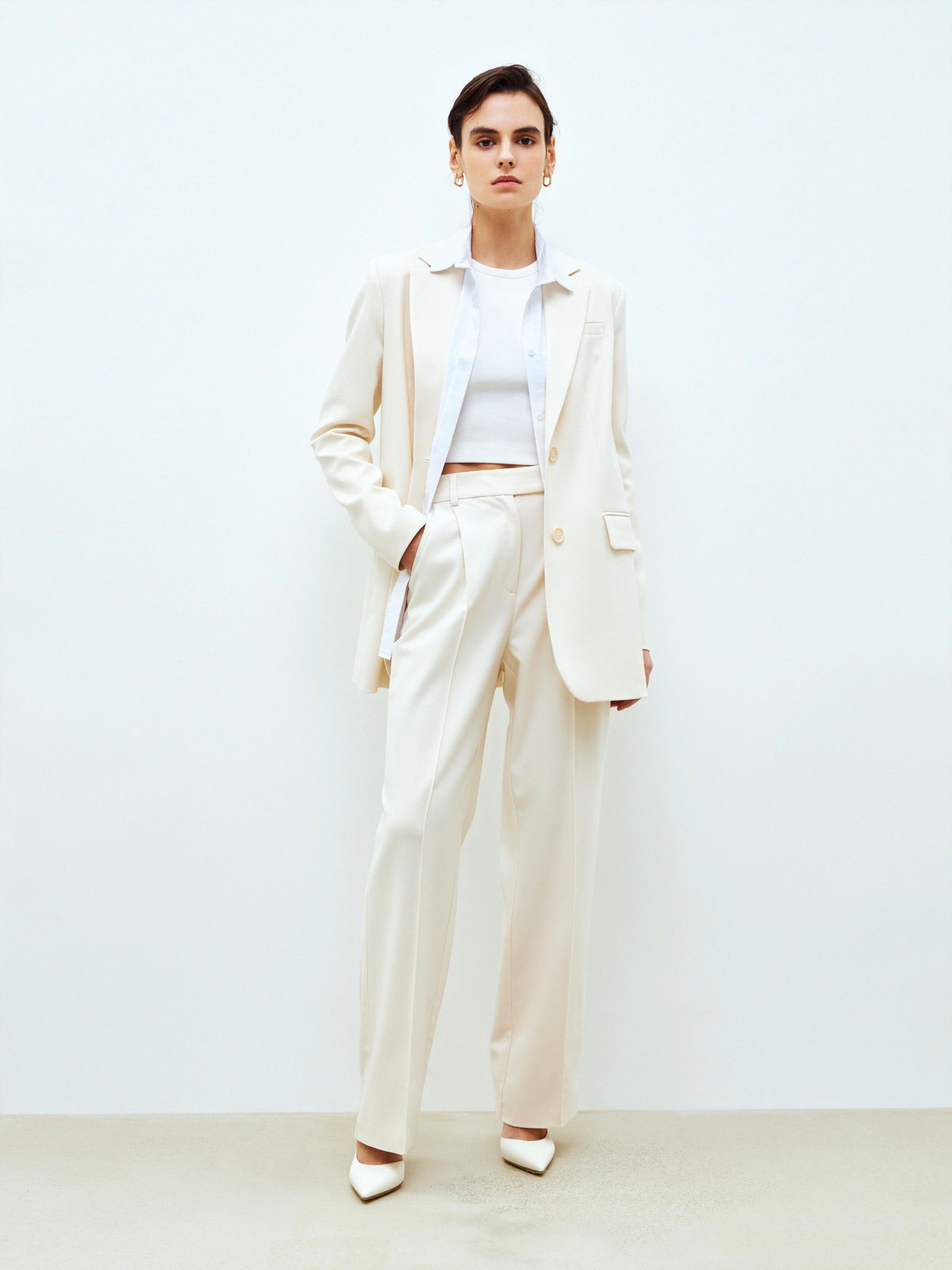 


Брюки прямого кроя на небольшой складке. Два кармана по бокам и один маленький сзади. Посадка чуть ниже линии талии. Костюмная ткань прекрасно держит форму. Создавайте образ для работы или сочетайте брюки с вечерними топами и блузами.

На модели размер XS