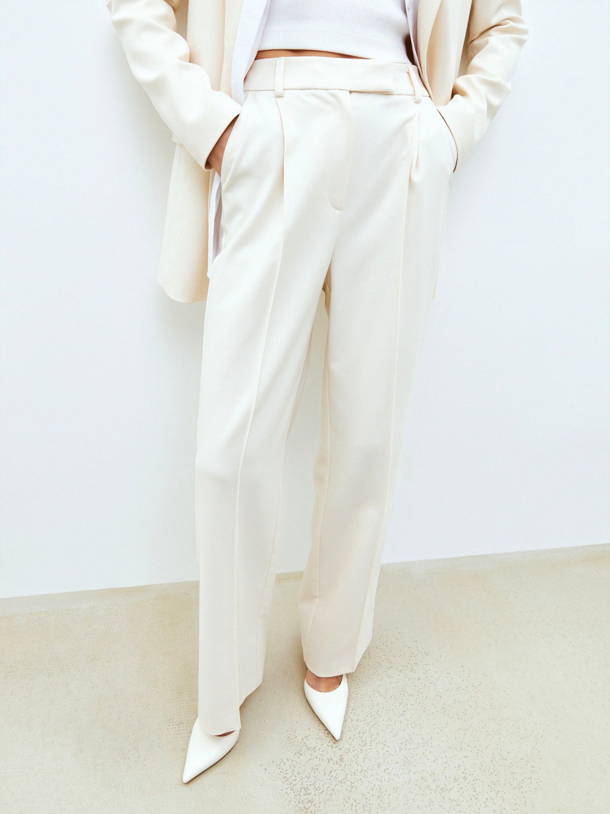 


Брюки прямого кроя на небольшой складке. Два кармана по бокам и один маленький сзади. Посадка чуть ниже линии талии. Костюмная ткань прекрасно держит форму. Создавайте образ для работы или сочетайте брюки с вечерними топами и блузами.

На модели размер XS