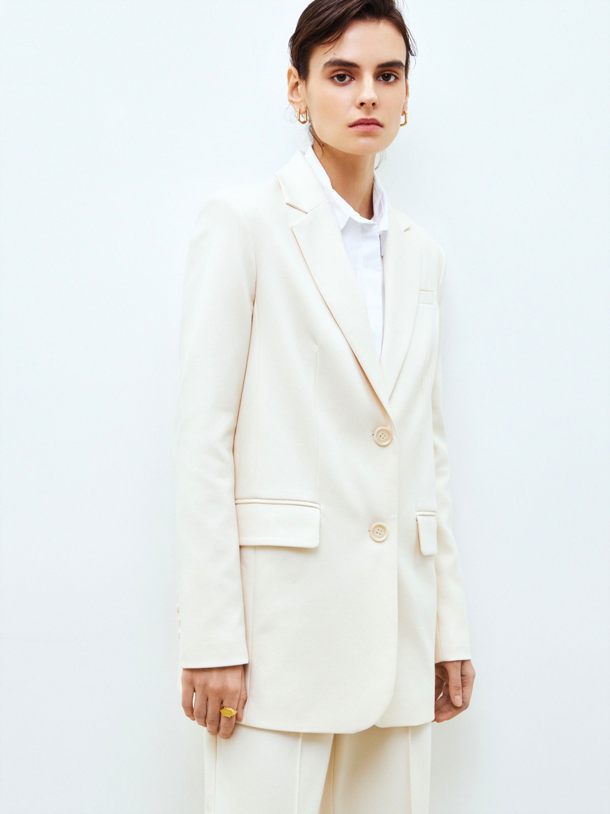 Однобортный жакет oversize, цвет: молочный Allweneed
Однобортный жакет свободного кроя. Разрез на спине и застежка на две пуговицы. Два кармана с клапаном и один маленький прорезной карман. Ткань хорошо держит форму и долго сохраняет первоначальный цвет.Три базовых оттенка, которые будут актуальны всегда. Можно носить с брюками и юбками-гофре из нашей коллекции.
На модели размер XS/S