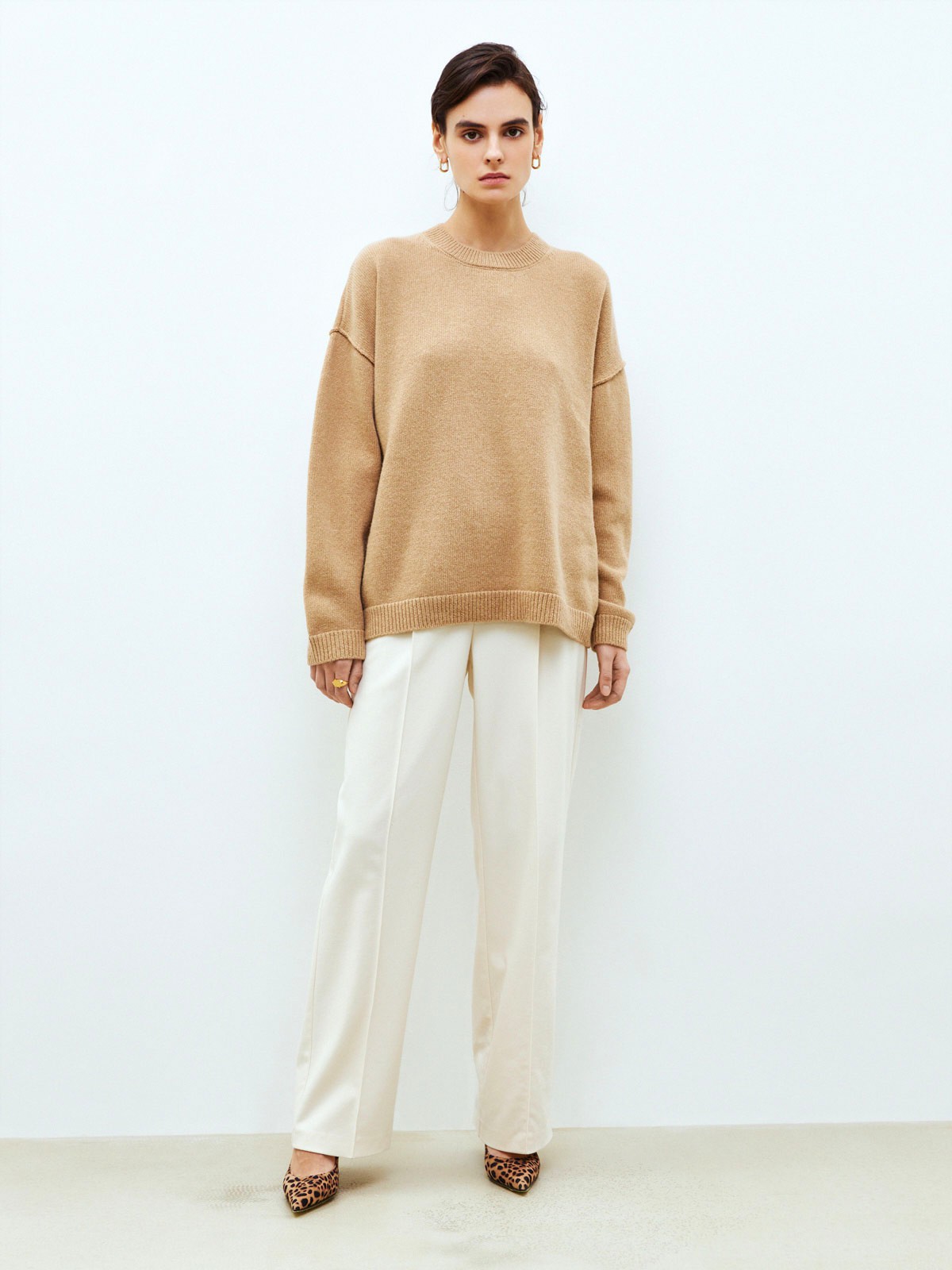 Кашемировый джемпер, цвет: бежевый Allweneed Джемпер свободного кроя выполнен из 30% мягкого и теплого кашемира и 70% шерсти. Работа над кашемировыми изделиями очень кропотливая. Ткань создается из пуха горных коз, который бережно вычесывают специальным щипком, но только после морозов, когда животным не нужно дополнительное тепло. Наши кашемировые джемперы - теплые, мягкие и шелковистые на ощупь. Гамма нейтральных оттенков позволяет комбинировать их практически с любыми вещами гардероба.
На модели размер S