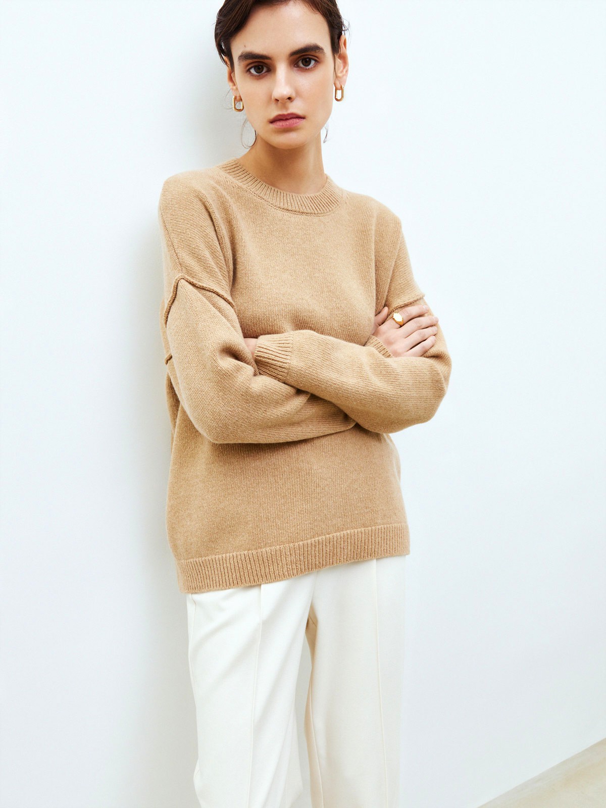 Кашемировый джемпер, цвет: бежевый Allweneed Джемпер свободного кроя выполнен из 30% мягкого и теплого кашемира и 70% шерсти. Работа над кашемировыми изделиями очень кропотливая. Ткань создается из пуха горных коз, который бережно вычесывают специальным щипком, но только после морозов, когда животным не нужно дополнительное тепло. Наши кашемировые джемперы - теплые, мягкие и шелковистые на ощупь. Гамма нейтральных оттенков позволяет комбинировать их практически с любыми вещами гардероба.
На модели размер S