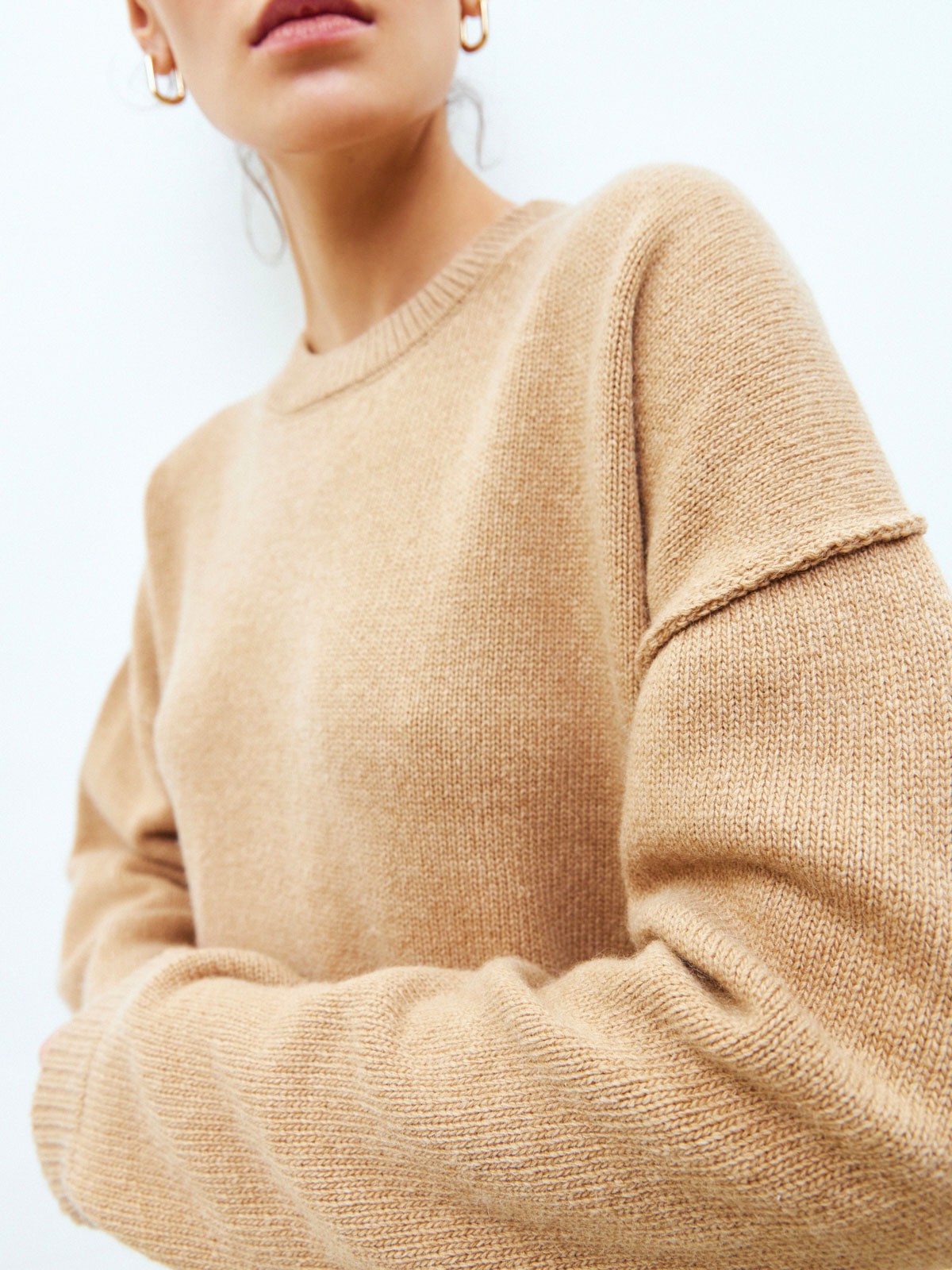 Кашемировый джемпер, цвет: бежевый Allweneed Джемпер свободного кроя выполнен из 30% мягкого и теплого кашемира и 70% шерсти. Работа над кашемировыми изделиями очень кропотливая. Ткань создается из пуха горных коз, который бережно вычесывают специальным щипком, но только после морозов, когда животным не нужно дополнительное тепло. Наши кашемировые джемперы - теплые, мягкие и шелковистые на ощупь. Гамма нейтральных оттенков позволяет комбинировать их практически с любыми вещами гардероба.
На модели размер S