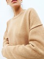 Кашемировый джемпер, цвет: бежевый Allweneed Джемпер свободного кроя выполнен из 30% мягкого и теплого кашемира и 70% шерсти. Работа над кашемировыми изделиями очень кропотливая. Ткань создается из пуха горных коз, который бережно вычесывают специальным щипком, но только после морозов, когда животным не нужно дополнительное тепло. Наши кашемировые джемперы - теплые, мягкие и шелковистые на ощупь. Гамма нейтральных оттенков позволяет комбинировать их практически с любыми вещами гардероба.
На модели размер S