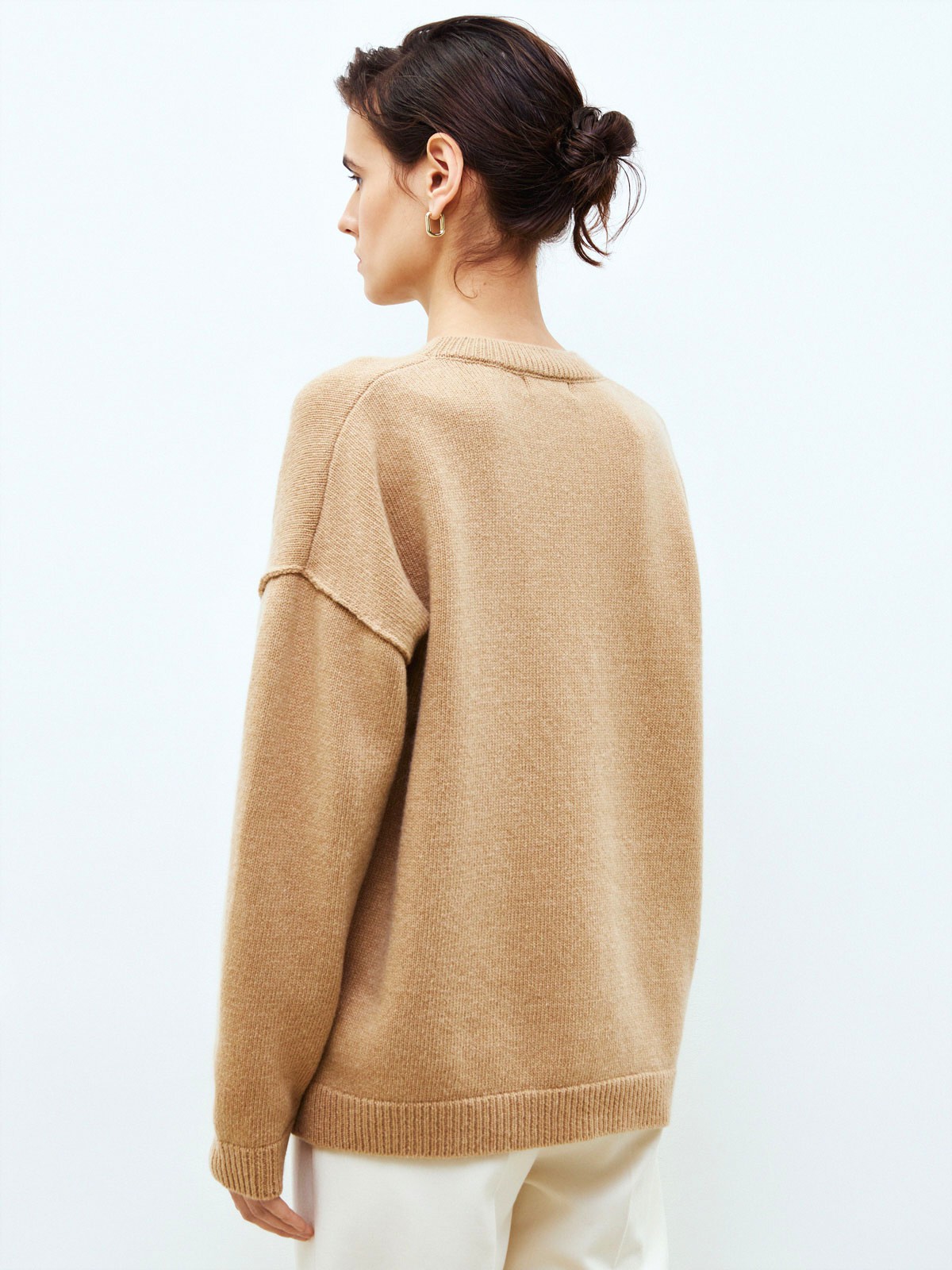 Кашемировый джемпер, цвет: бежевый Allweneed Джемпер свободного кроя выполнен из 30% мягкого и теплого кашемира и 70% шерсти. Работа над кашемировыми изделиями очень кропотливая. Ткань создается из пуха горных коз, который бережно вычесывают специальным щипком, но только после морозов, когда животным не нужно дополнительное тепло. Наши кашемировые джемперы - теплые, мягкие и шелковистые на ощупь. Гамма нейтральных оттенков позволяет комбинировать их практически с любыми вещами гардероба.
На модели размер S