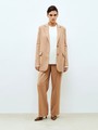 Однобортный жакет oversize, цвет: кэмел Allweneed
Однобортный жакет свободного кроя. Разрез на спине и застежка на две пуговицы. Два кармана с клапаном и один маленький прорезной карман. Ткань хорошо держит форму и долго сохраняет первоначальный цвет.Три базовых оттенка, которые будут актуальны всегда. Можно носить с брюками и юбками-гофре из нашей коллекции.
На модели размер XS/S