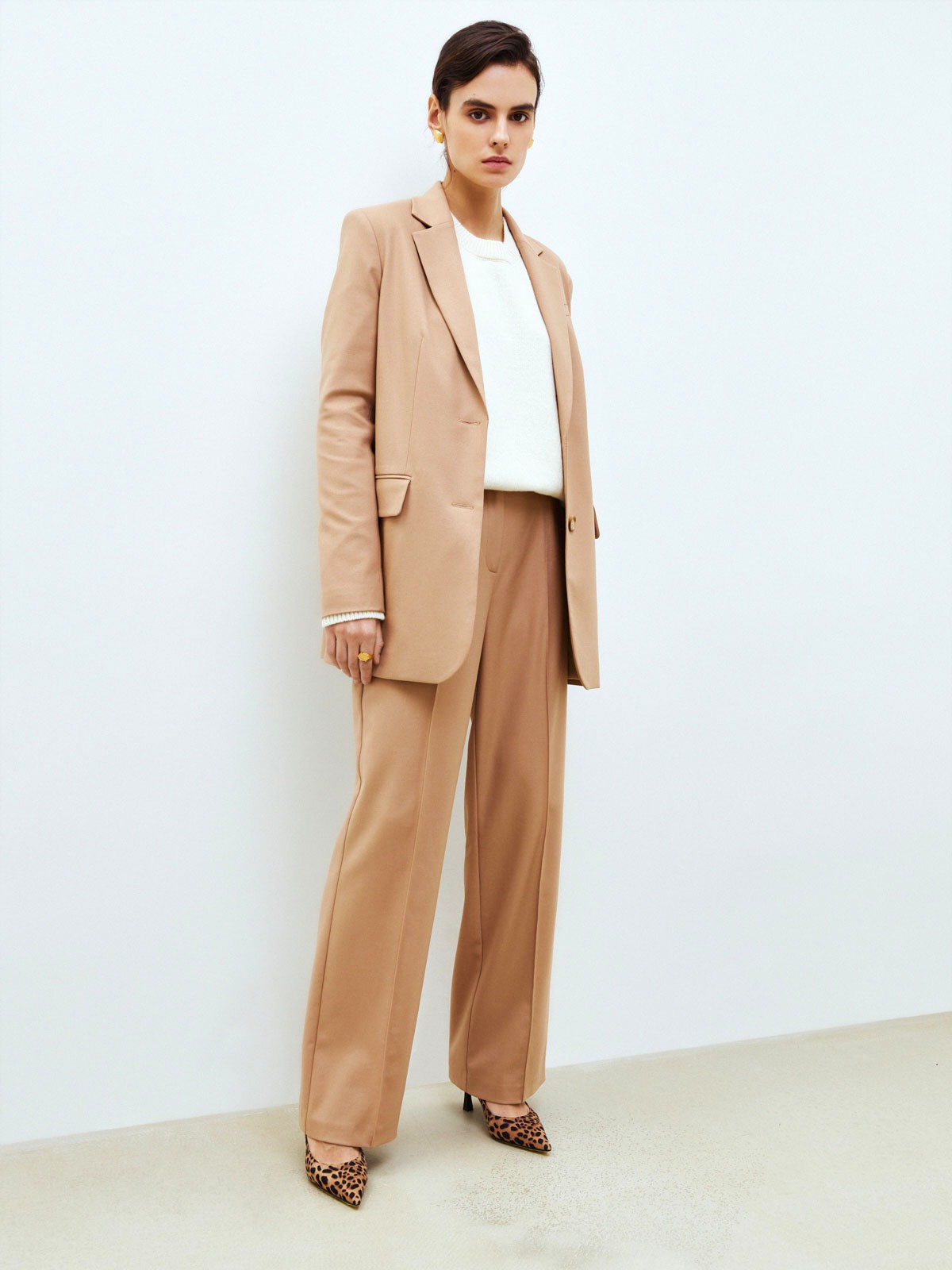 Однобортный жакет oversize, цвет: кэмел Allweneed
Однобортный жакет свободного кроя. Разрез на спине и застежка на две пуговицы. Два кармана с клапаном и один маленький прорезной карман. Ткань хорошо держит форму и долго сохраняет первоначальный цвет.Три базовых оттенка, которые будут актуальны всегда. Можно носить с брюками и юбками-гофре из нашей коллекции.
На модели размер XS/S