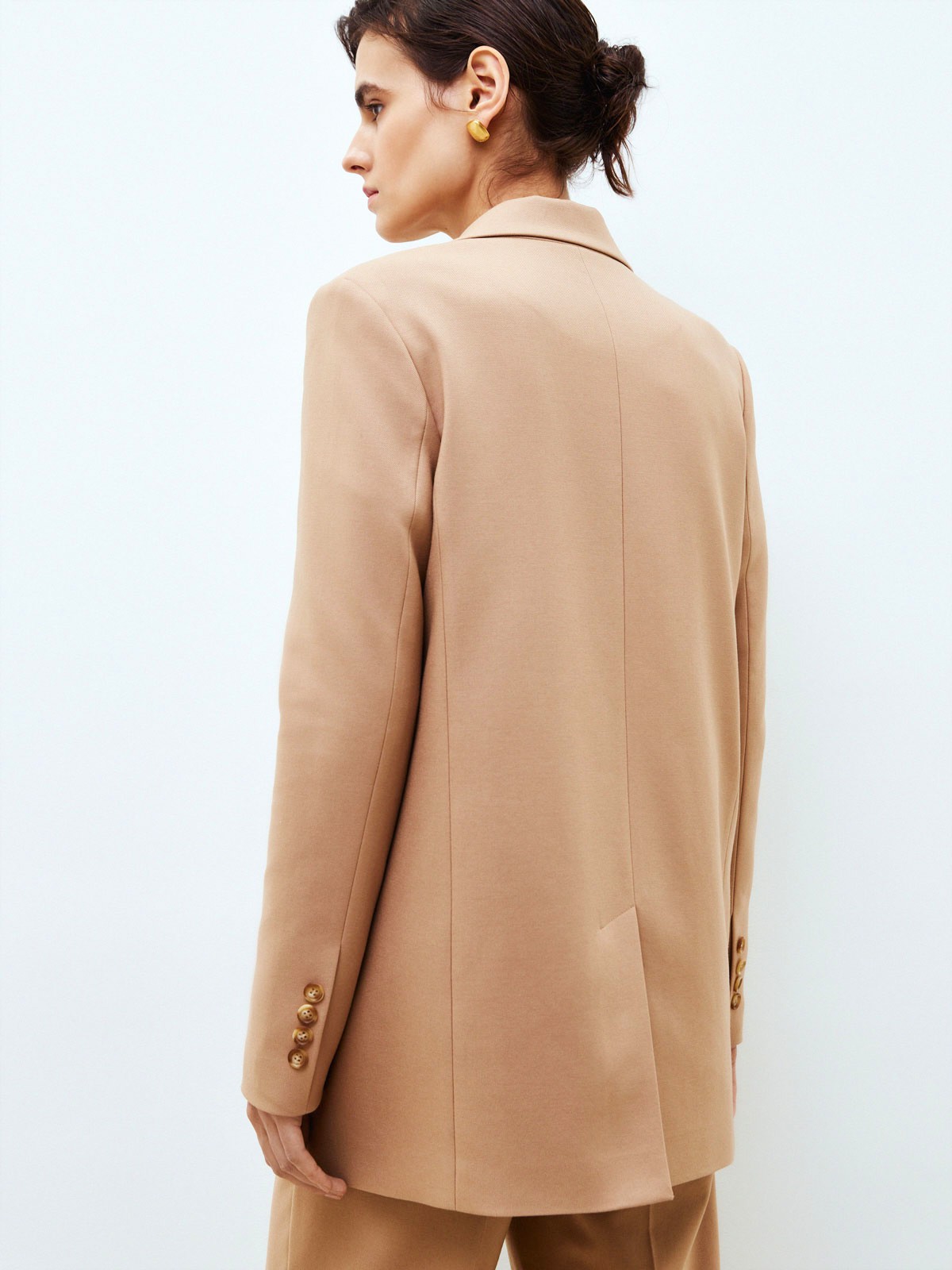 Однобортный жакет oversize, цвет: кэмел Allweneed
Однобортный жакет свободного кроя. Разрез на спине и застежка на две пуговицы. Два кармана с клапаном и один маленький прорезной карман. Ткань хорошо держит форму и долго сохраняет первоначальный цвет.Три базовых оттенка, которые будут актуальны всегда. Можно носить с брюками и юбками-гофре из нашей коллекции.
На модели размер XS/S