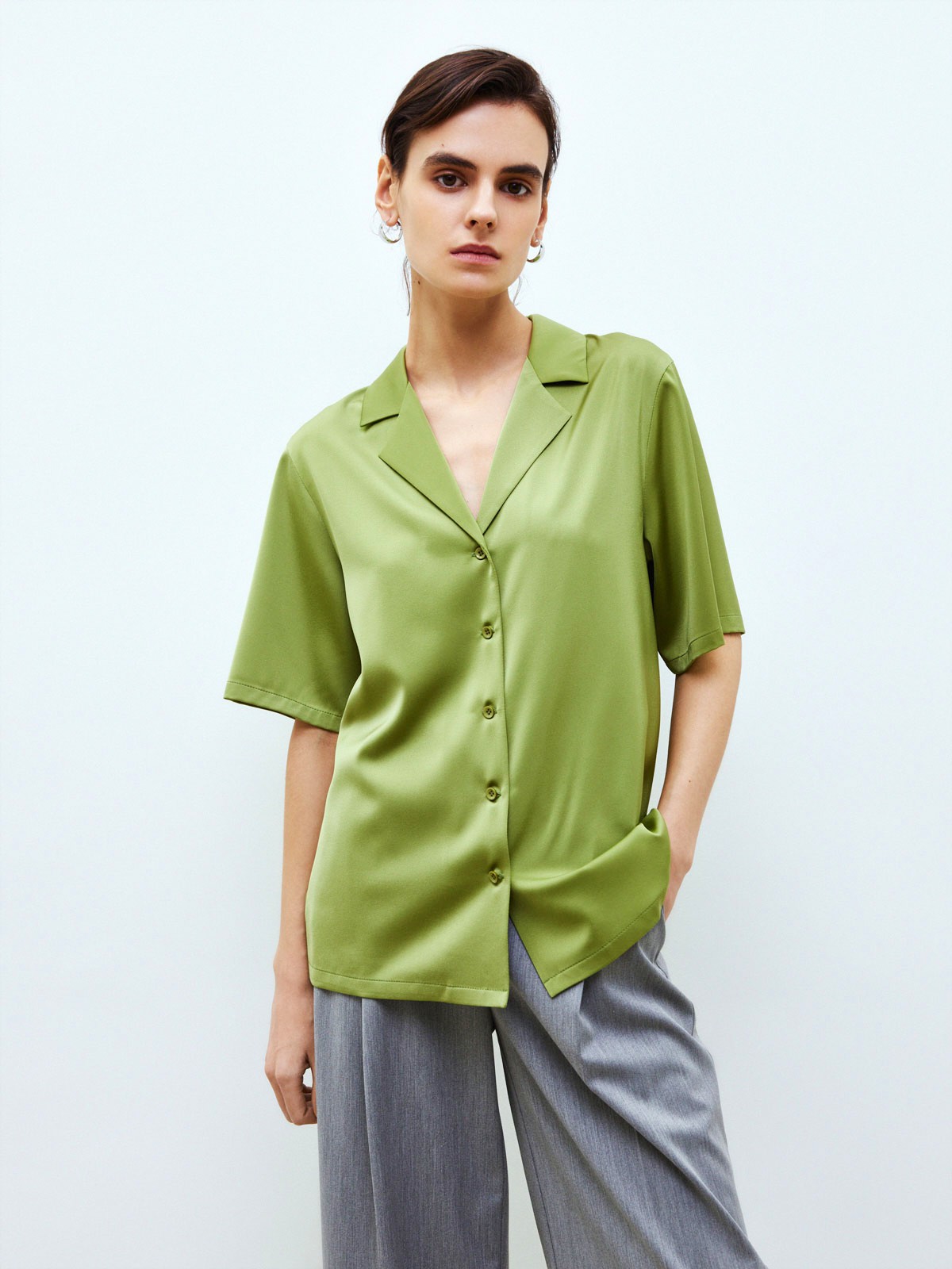 Рубашка в пижамном стиле (из искусственного шелка), цвет: травяной Allweneed
Рубашка пижамного кроя. Застежка на пуговицы. Ткань атласного переплетения, поэтому изделие обладает деликатным блеском и напоминает шелк. Это прочный материал, который сохраняет цвет и форму долгое время. Рукав до линии локтя. Можно комбинировать с любыми брюками и джинсами. Подойдет тем, кто не любит вылезать из пижамы рано утром. Наш фаворит яркий травяной оттенок.
На модели размер XS