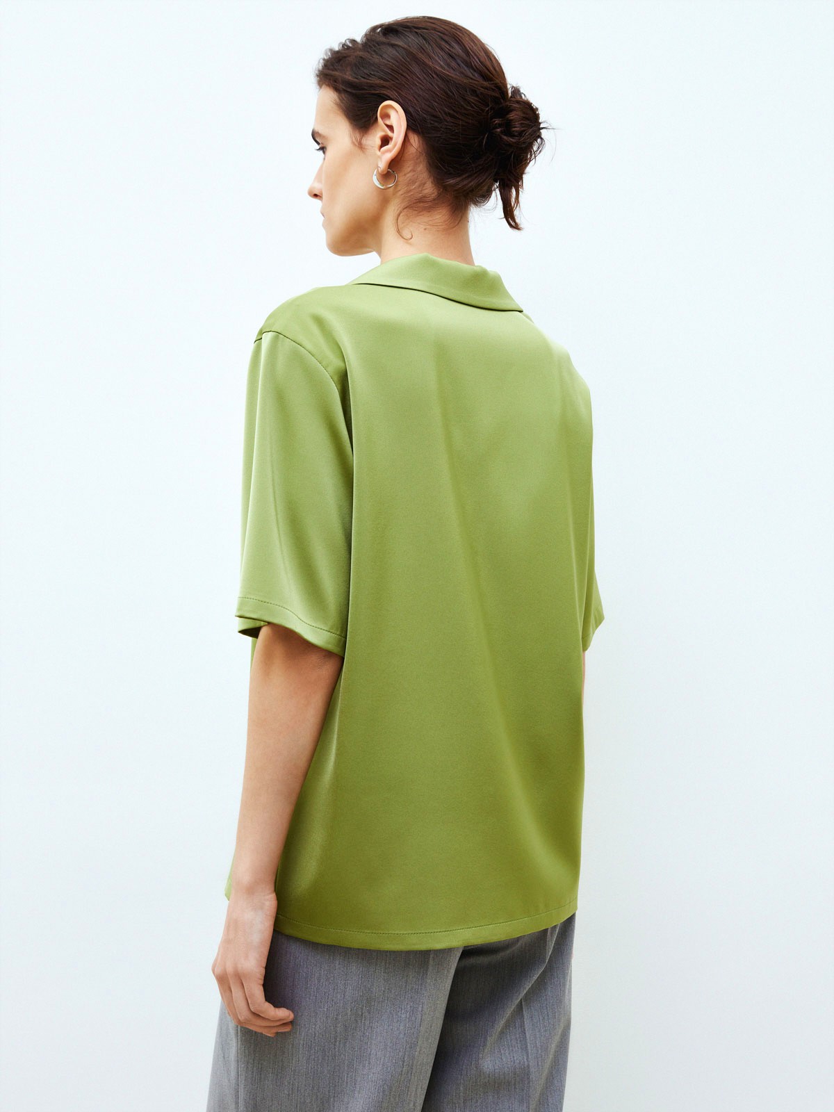 Рубашка в пижамном стиле (из искусственного шелка), цвет: травяной Allweneed
Рубашка пижамного кроя. Застежка на пуговицы. Ткань атласного переплетения, поэтому изделие обладает деликатным блеском и напоминает шелк. Это прочный материал, который сохраняет цвет и форму долгое время. Рукав до линии локтя. Можно комбинировать с любыми брюками и джинсами. Подойдет тем, кто не любит вылезать из пижамы рано утром. Наш фаворит яркий травяной оттенок.
На модели размер XS