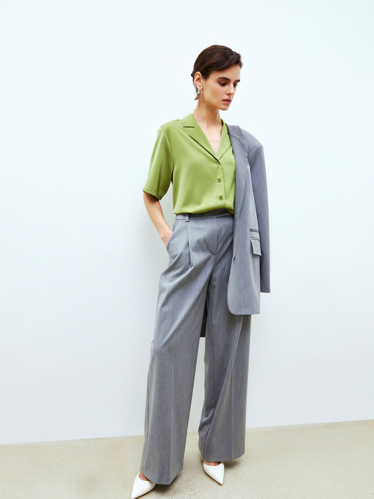 Рубашка в пижамном стиле (из искусственного шелка), цвет: травяной Allweneed
Рубашка пижамного кроя. Застежка на пуговицы. Ткань атласного переплетения, поэтому изделие обладает деликатным блеском и напоминает шелк. Это прочный материал, который сохраняет цвет и форму долгое время. Рукав до линии локтя. Можно комбинировать с любыми брюками и джинсами. Подойдет тем, кто не любит вылезать из пижамы рано утром. Наш фаворит яркий травяной оттенок.
На модели размер XS