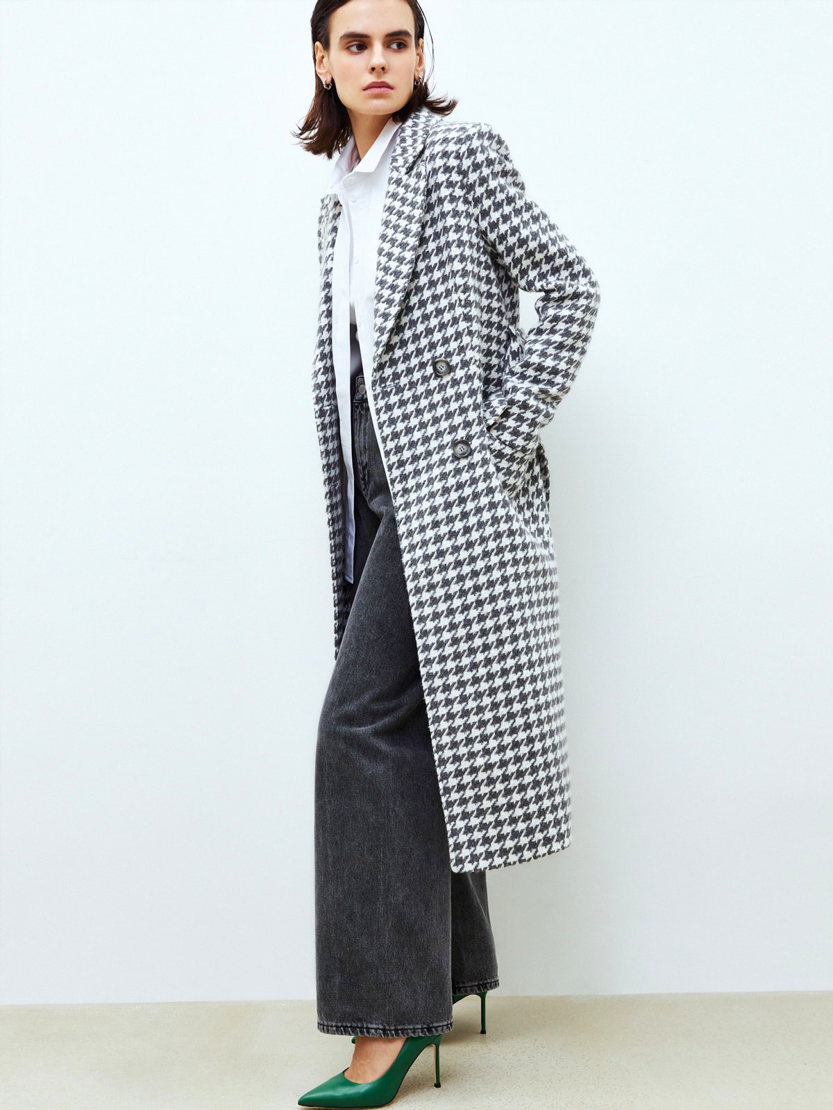 Двубортное пальто с ремнем, цвет: Гусиная лапка серо-белая Allweneed Двубортное пальто в стиле мужского пиджака с глянцевым отливом премиальной шерсти влюбляет в себя с первого взгляда! Лаконичное, но эффектное, оно добавит лоск любому образу. Акцентные плечи и лацканы создадут уверенный силуэт, а пояс вокруг талии подчеркнет женственность. Несмотря на большое количество строгих элементов и классический покрой, пальто будет особенно интересно смотреться в образах с платьями, широкими брюками.
Температурный режим до +5 C.
На модели размер XS