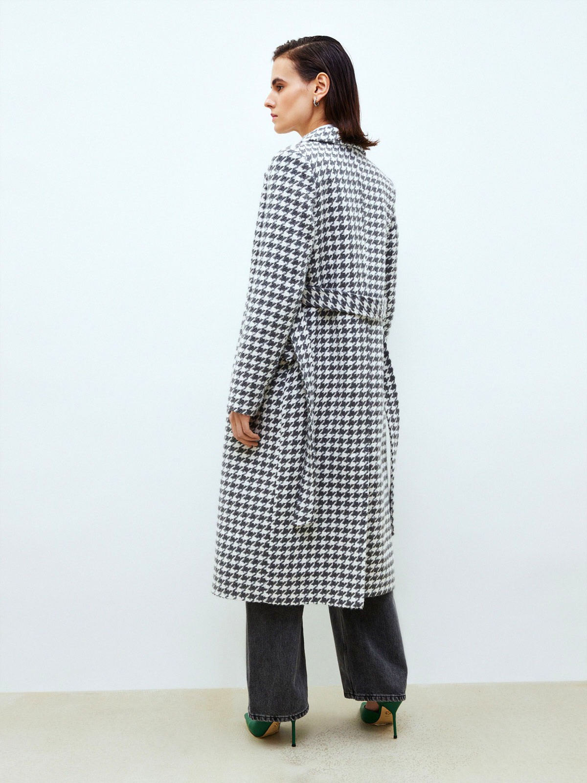 Двубортное пальто с ремнем, цвет: Гусиная лапка серо-белая Allweneed Двубортное пальто в стиле мужского пиджака с глянцевым отливом премиальной шерсти влюбляет в себя с первого взгляда! Лаконичное, но эффектное, оно добавит лоск любому образу. Акцентные плечи и лацканы создадут уверенный силуэт, а пояс вокруг талии подчеркнет женственность. Несмотря на большое количество строгих элементов и классический покрой, пальто будет особенно интересно смотреться в образах с платьями, широкими брюками.
Температурный режим до +5 C.
На модели размер XS