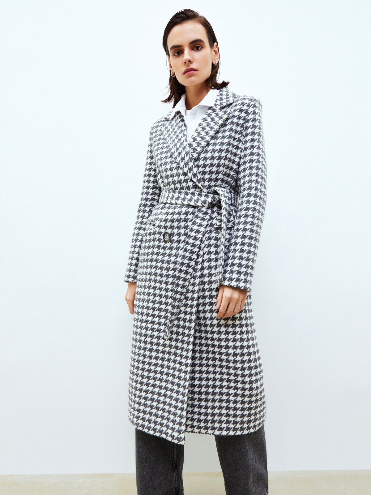 Двубортное пальто с ремнем, цвет: Гусиная лапка серо-белая Allweneed Двубортное пальто в стиле мужского пиджака с глянцевым отливом премиальной шерсти влюбляет в себя с первого взгляда! Лаконичное, но эффектное, оно добавит лоск любому образу. Акцентные плечи и лацканы создадут уверенный силуэт, а пояс вокруг талии подчеркнет женственность. Несмотря на большое количество строгих элементов и классический покрой, пальто будет особенно интересно смотреться в образах с платьями, широкими брюками.
Температурный режим до +5 C.
На модели размер XS