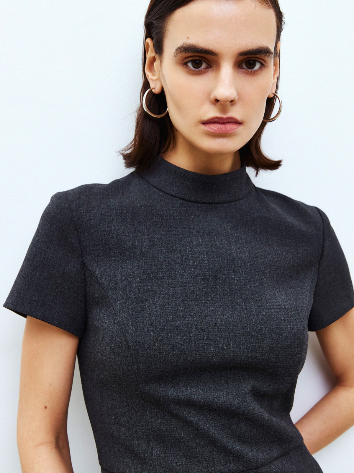 Платье-мини с коротким рукавом из костюмной ткани, цвет: темно-серый Allweneed
Базовое платье-футляр длины мини. Модель из плотной костюмной ткани, поэтому вы можете составлять образы для офиса. Крой с акцентом на талии, воротник-стойка и потайная молния на спине. Три цвета на ваш выбор. Модель тёмно серого оттенка с эффектом меланж. Дополните образ лаконичной сумкой, ремнём и плотными колготками.
На модели размер XS