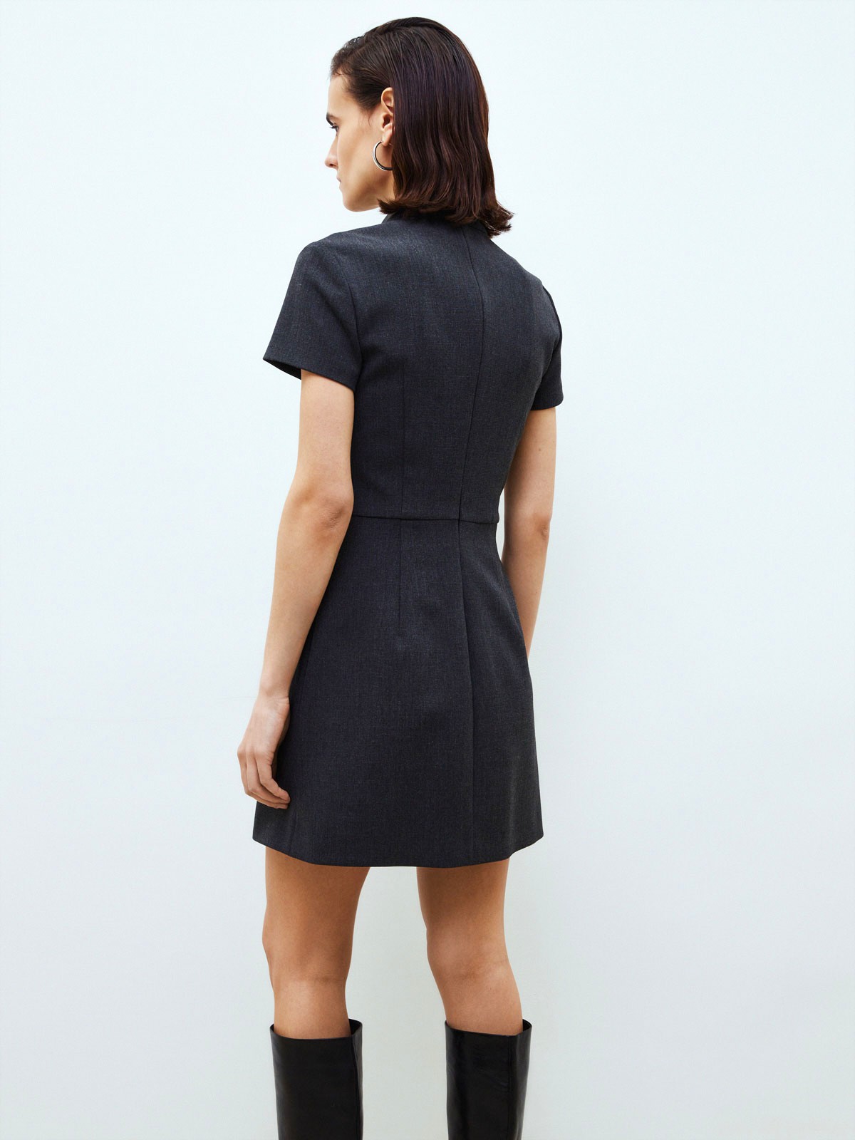 Платье-мини с коротким рукавом из костюмной ткани, цвет: темно-серый Allweneed
Базовое платье-футляр длины мини. Модель из плотной костюмной ткани, поэтому вы можете составлять образы для офиса. Крой с акцентом на талии, воротник-стойка и потайная молния на спине. Три цвета на ваш выбор. Модель тёмно серого оттенка с эффектом меланж. Дополните образ лаконичной сумкой, ремнём и плотными колготками.
На модели размер XS
