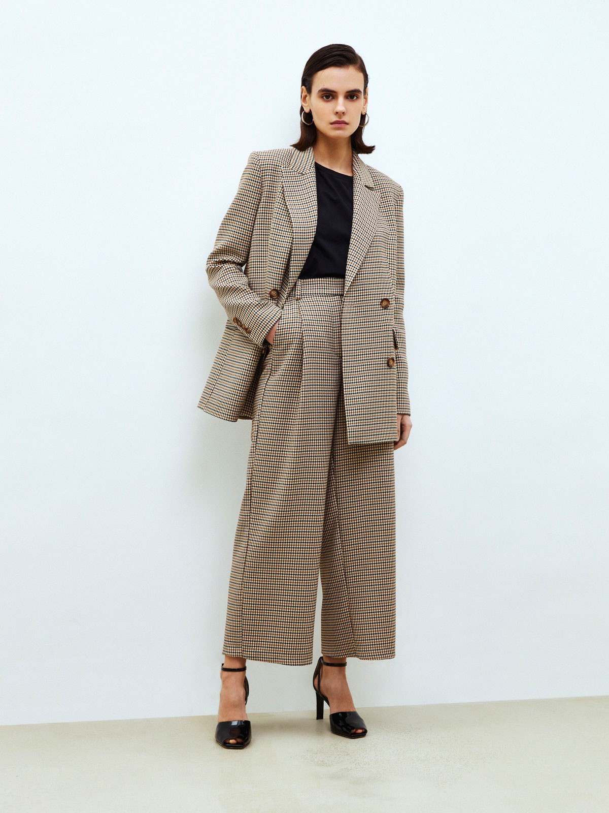 


Удлиненные кюлоты на складке. Два кармана по бокам. Посадка на талии, благодаря которой формируется женственный силуэт. Носите вместе с жакетом из новой коллекции в тон. Советуем сочетать с лодочками или подбирать обувь в цветовой гамме брюк.

На модели размер XS