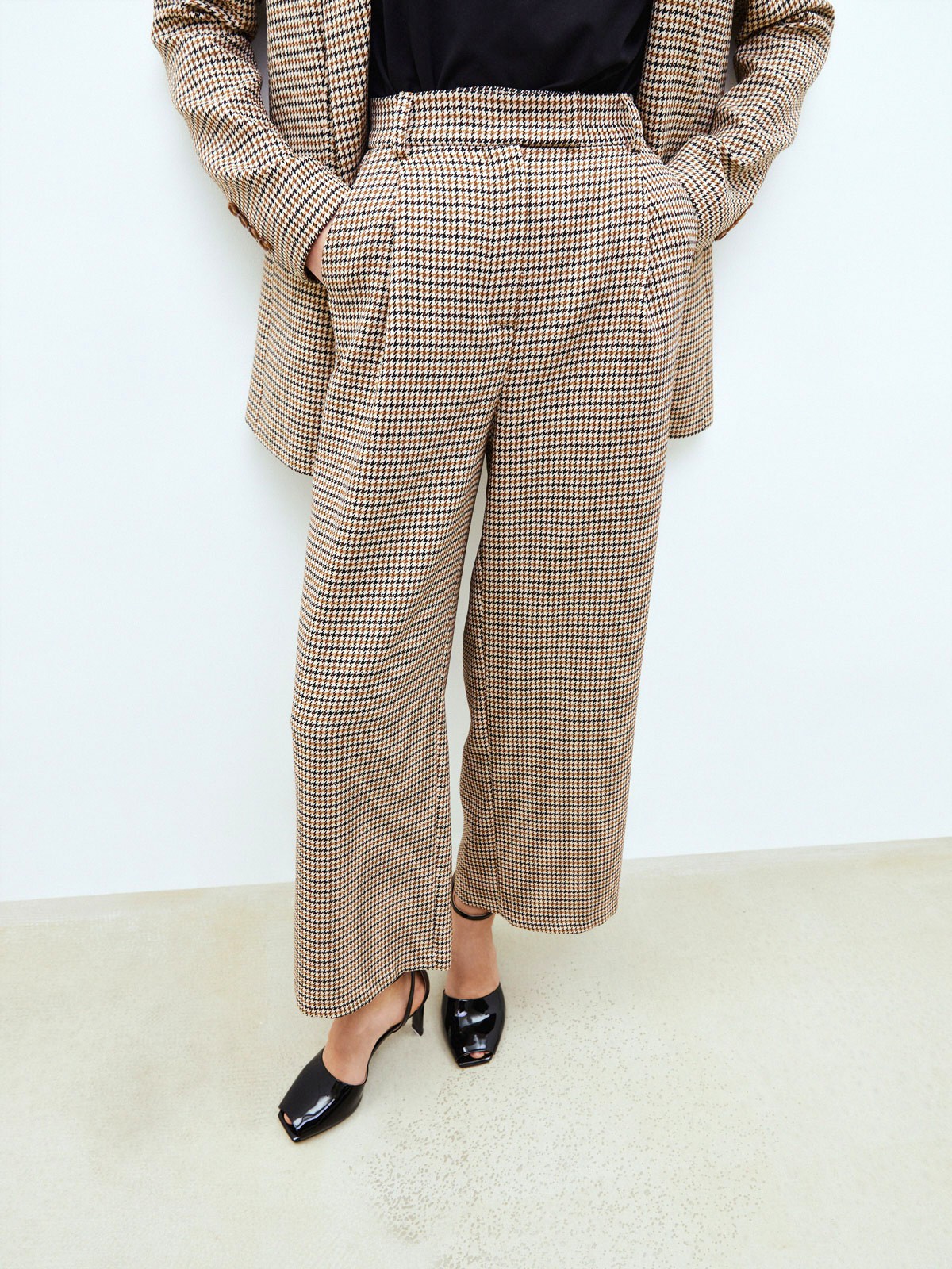 


Удлиненные кюлоты на складке. Два кармана по бокам. Посадка на талии, благодаря которой формируется женственный силуэт. Носите вместе с жакетом из новой коллекции в тон. Советуем сочетать с лодочками или подбирать обувь в цветовой гамме брюк.

На модели размер XS