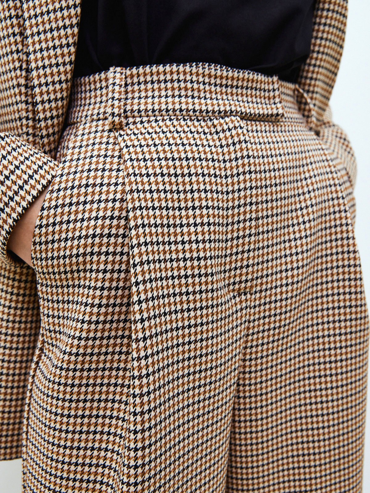 


Удлиненные кюлоты на складке. Два кармана по бокам. Посадка на талии, благодаря которой формируется женственный силуэт. Носите вместе с жакетом из новой коллекции в тон. Советуем сочетать с лодочками или подбирать обувь в цветовой гамме брюк.

На модели размер XS