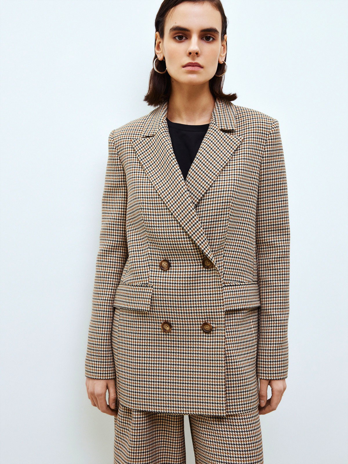 


Двубортный жакет кроя oversize. Это один из самых любимых фасонов у наших клиентов. Два кармана с клапанами и разрез на спине для комфорта.В модели синего цвета ткань немного плотнее, чем в сером. Сочетайте с брюками из новой коллекции и носите комплектом. Если вам больше нравятся принты, мы советуем присмотреться к расцветкам гусиная лапка.

На модели размер XS/S