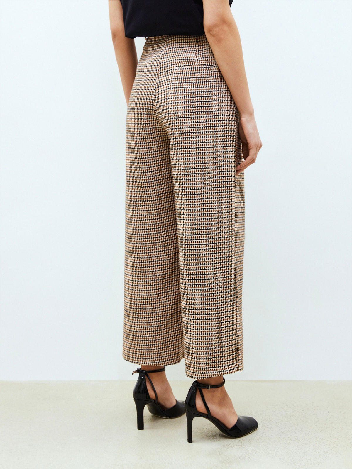 


Удлиненные кюлоты на складке. Два кармана по бокам. Посадка на талии, благодаря которой формируется женственный силуэт. Носите вместе с жакетом из новой коллекции в тон. Советуем сочетать с лодочками или подбирать обувь в цветовой гамме брюк.

На модели размер XS