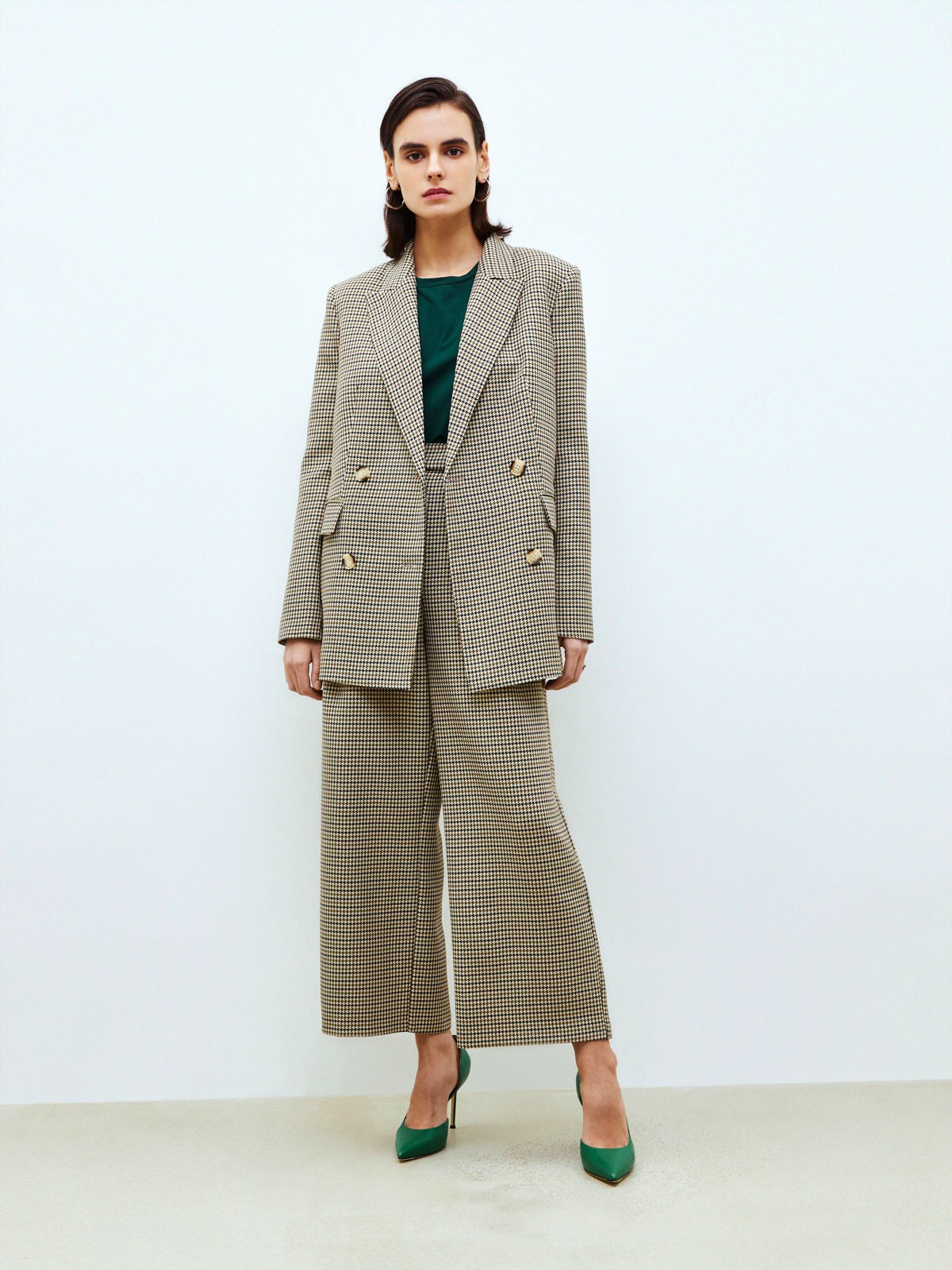 Жакет двубортный oversize, цвет: Бежево-зеленая гусиная лапка Allweneed
Двубортный жакет кроя oversize. Это один из самых любимых фасонов у наших клиентов. Два кармана с клапанами и разрез на спине для комфорта.В модели синего цвета ткань немного плотнее, чем в сером. Сочетайте с брюками из новой коллекции и носите комплектом. Если вам больше нравятся принты, мы советуем присмотреться к расцветкам гусиная лапка.
На модели размер XS/S