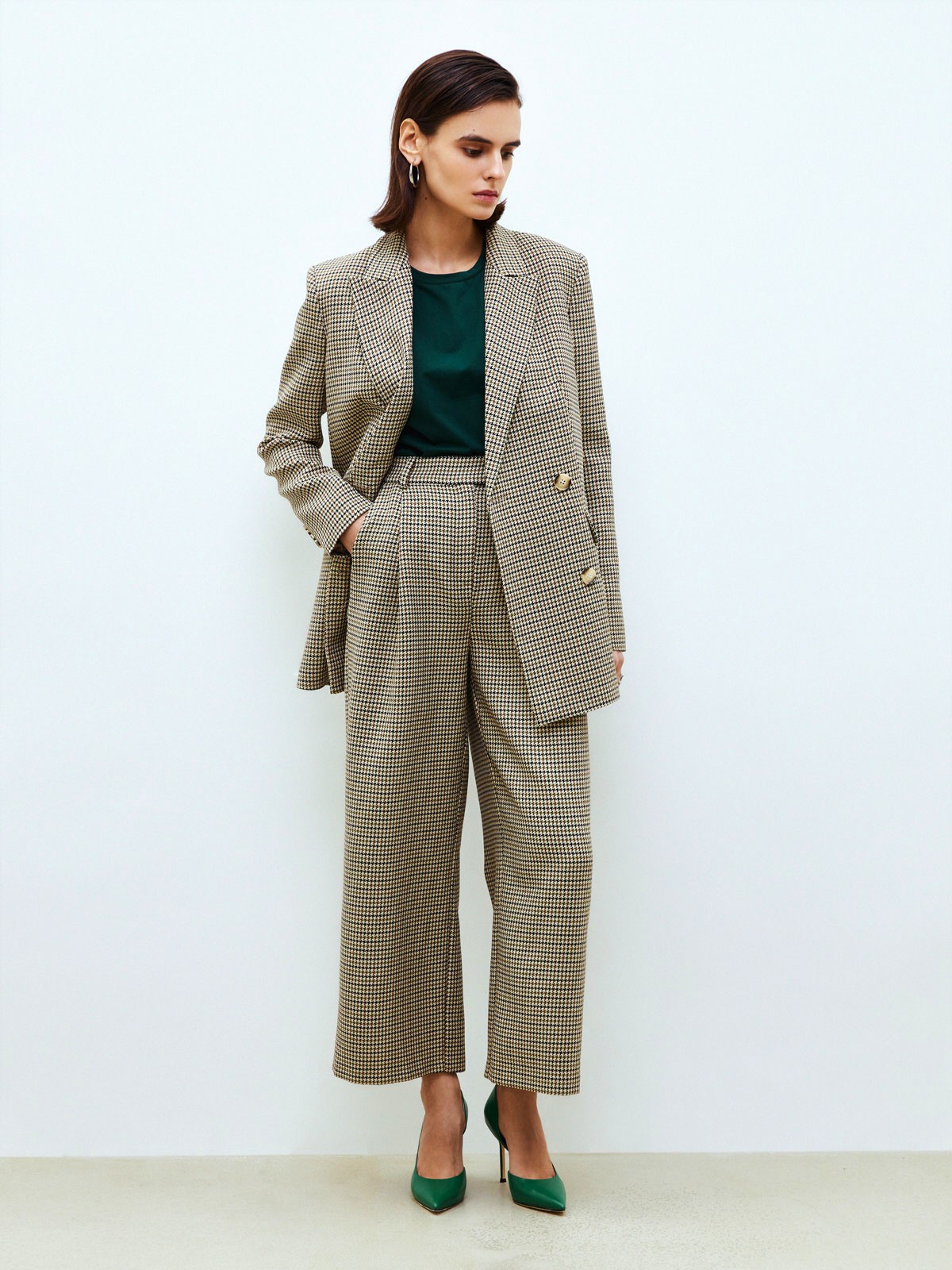 


Удлиненные кюлоты на складке. Два кармана по бокам. Посадка на талии, благодаря которой формируется женственный силуэт. Носите вместе с жакетом из новой коллекции в тон. Советуем сочетать с лодочками или подбирать обувь в цветовой гамме брюк.

На модели размер XS