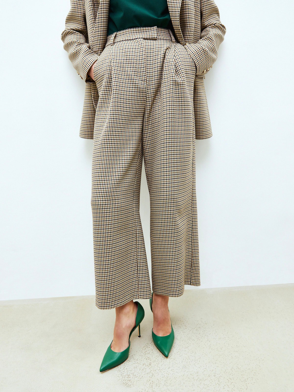 


Удлиненные кюлоты на складке. Два кармана по бокам. Посадка на талии, благодаря которой формируется женственный силуэт. Носите вместе с жакетом из новой коллекции в тон. Советуем сочетать с лодочками или подбирать обувь в цветовой гамме брюк.

На модели размер XS