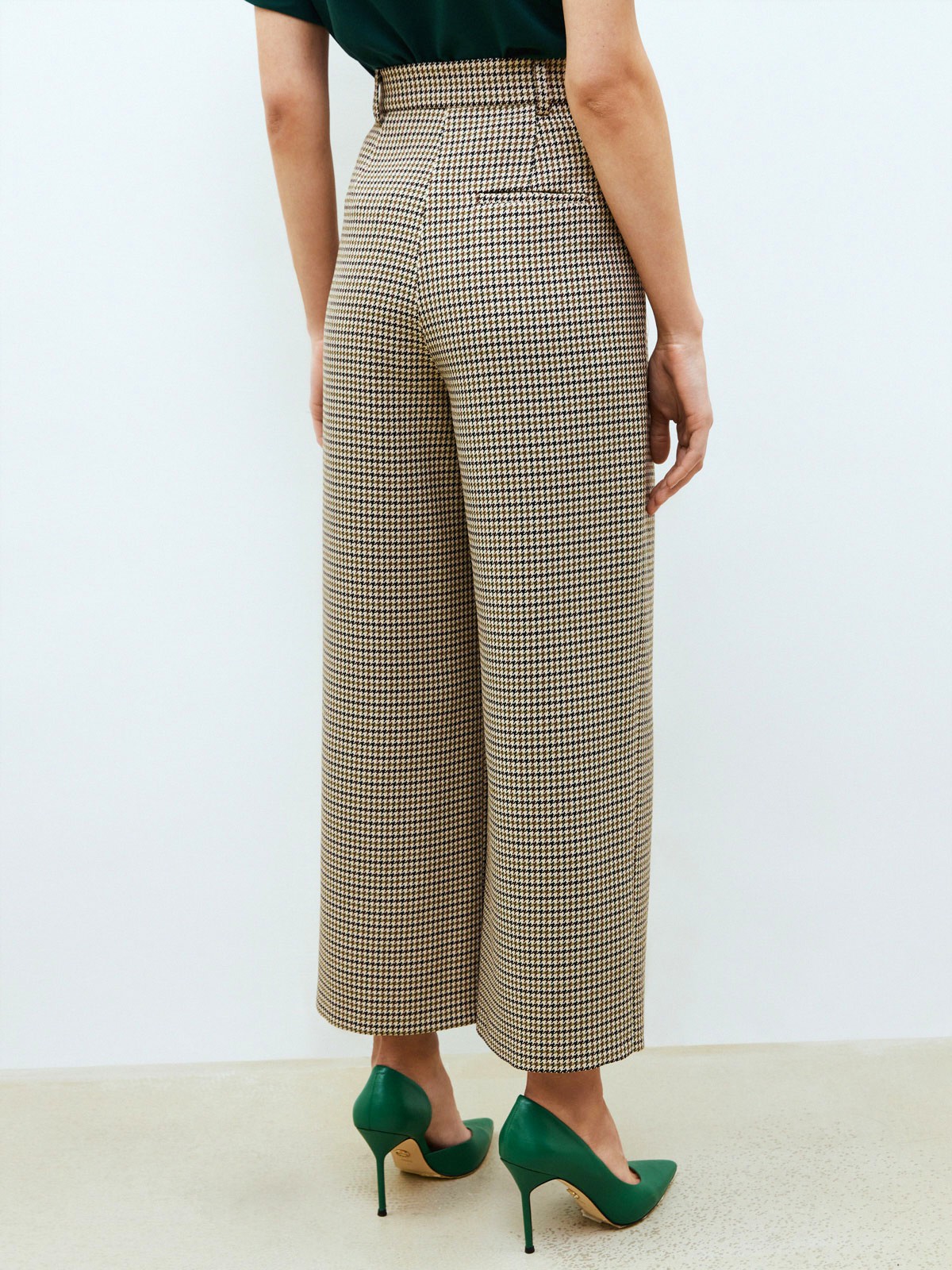 


Удлиненные кюлоты на складке. Два кармана по бокам. Посадка на талии, благодаря которой формируется женственный силуэт. Носите вместе с жакетом из новой коллекции в тон. Советуем сочетать с лодочками или подбирать обувь в цветовой гамме брюк.

На модели размер XS