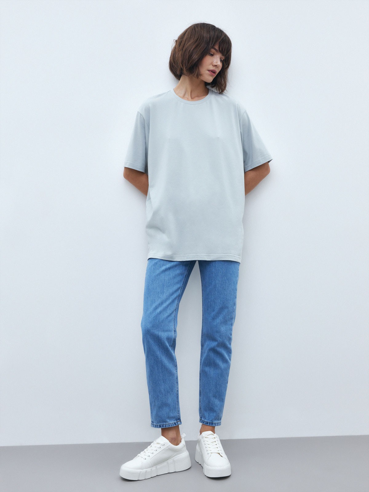 Футболка удлиненного оверсайз кроя. Модель из плотного хлопка.

На модели размер XS/S