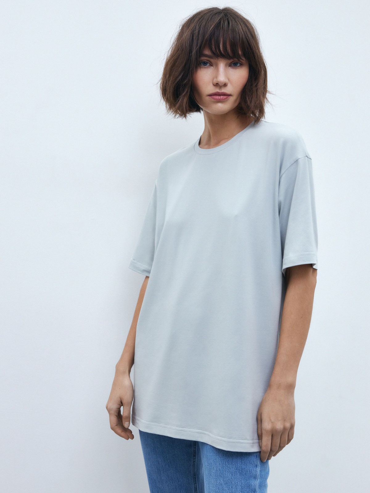 Футболка удлиненного оверсайз кроя. Модель из плотного хлопка.

На модели размер XS/S